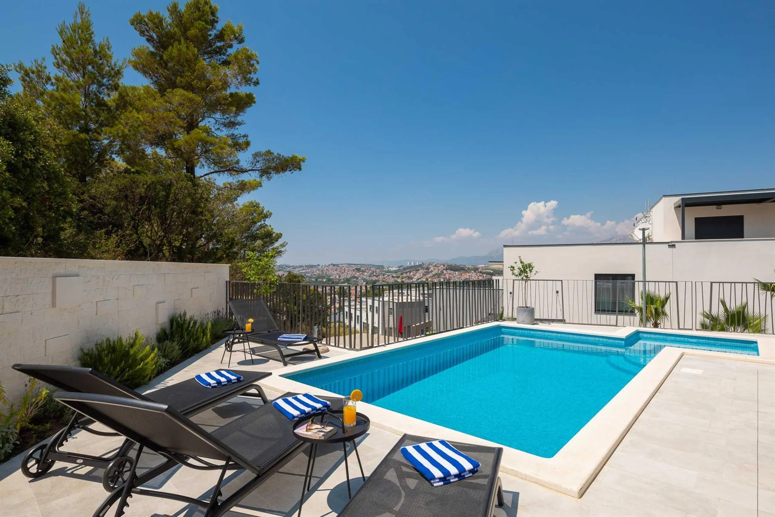 Alluring Contemporary Villa with Private Pool and Modern Kitchen — photograph 4