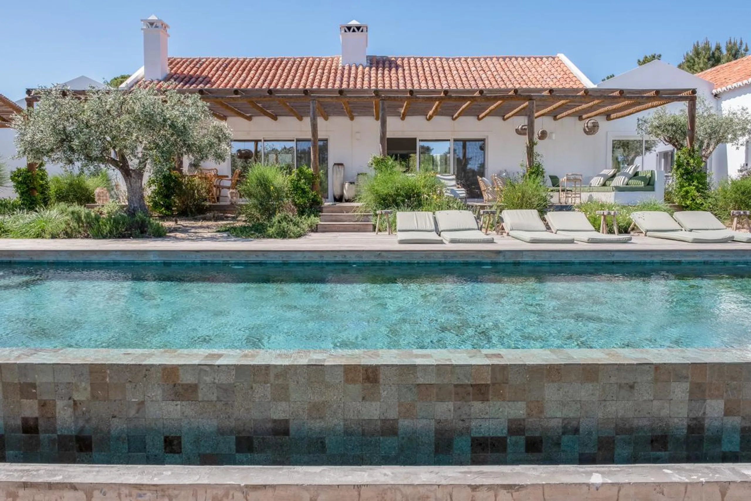 Superb 7 Bedroom Villa with Private Pool, Private Beach Access and Nature Views, Carvalhal