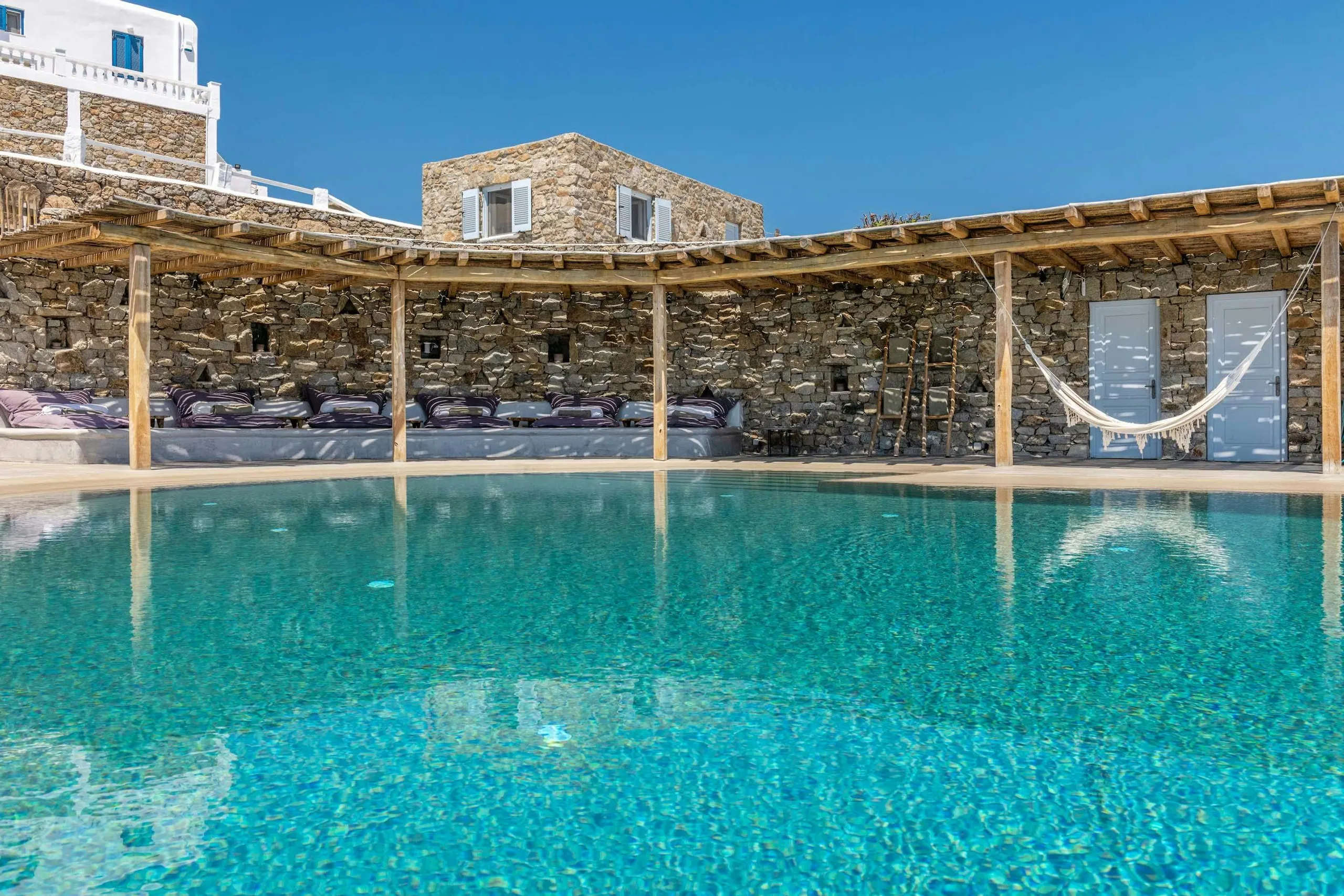 Relaxing Resort-Style Villa with Infinity Pool and Outdoor Bar — photograph 5