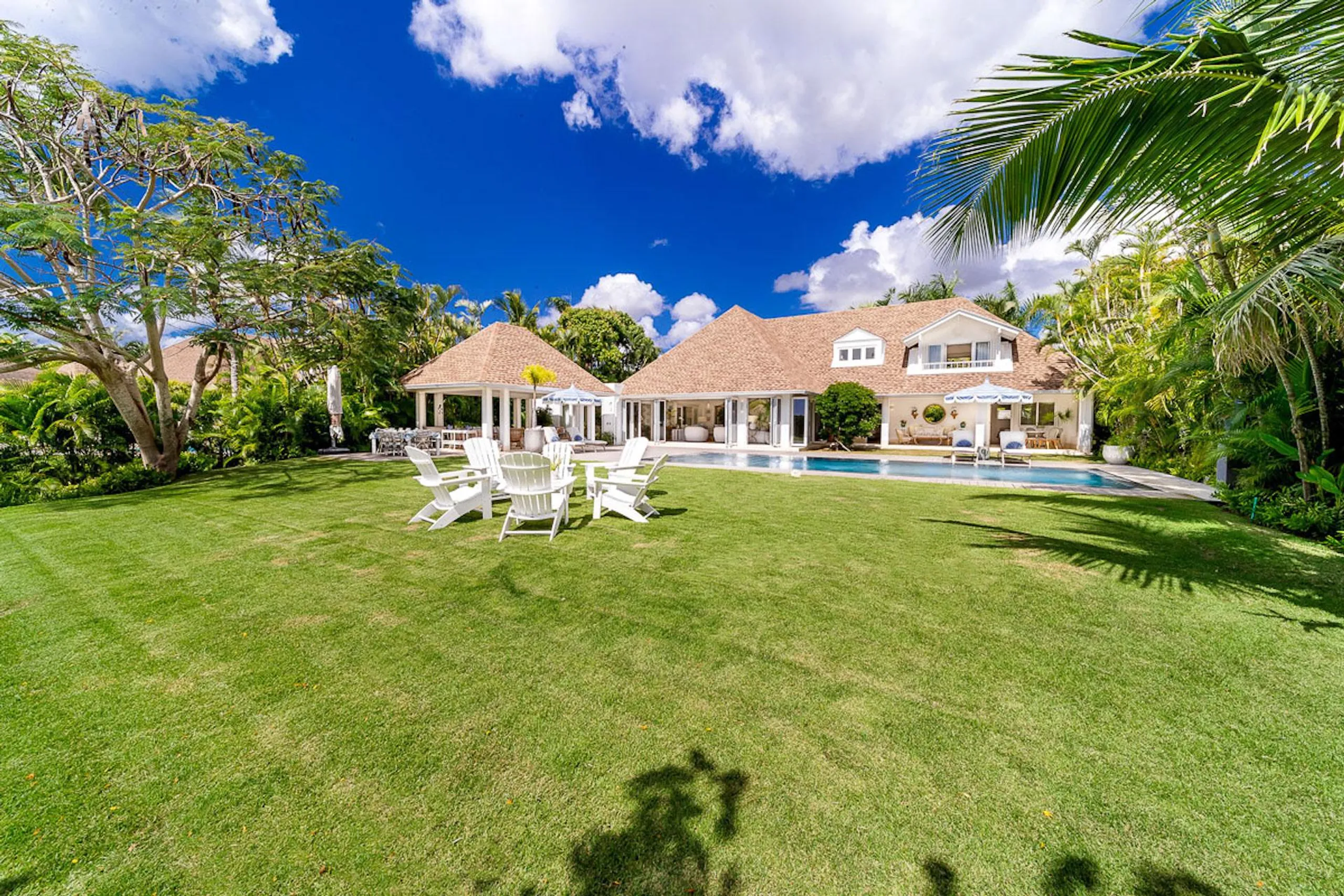 Tranquil Paradise with a Panoramic Mountain View — photograph 4