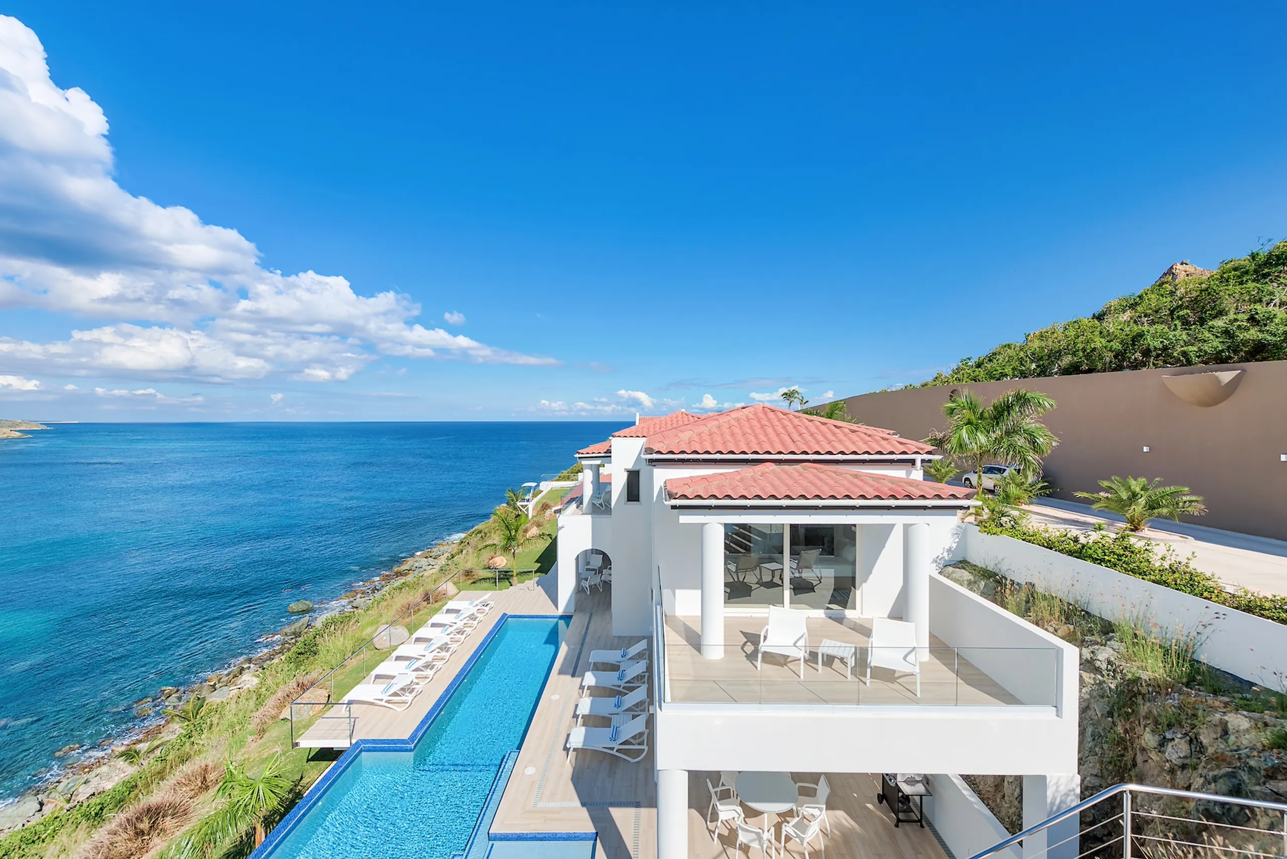 Refined Oceanfront Villa with Gorgeous Pool and Stunning Views — photograph 9