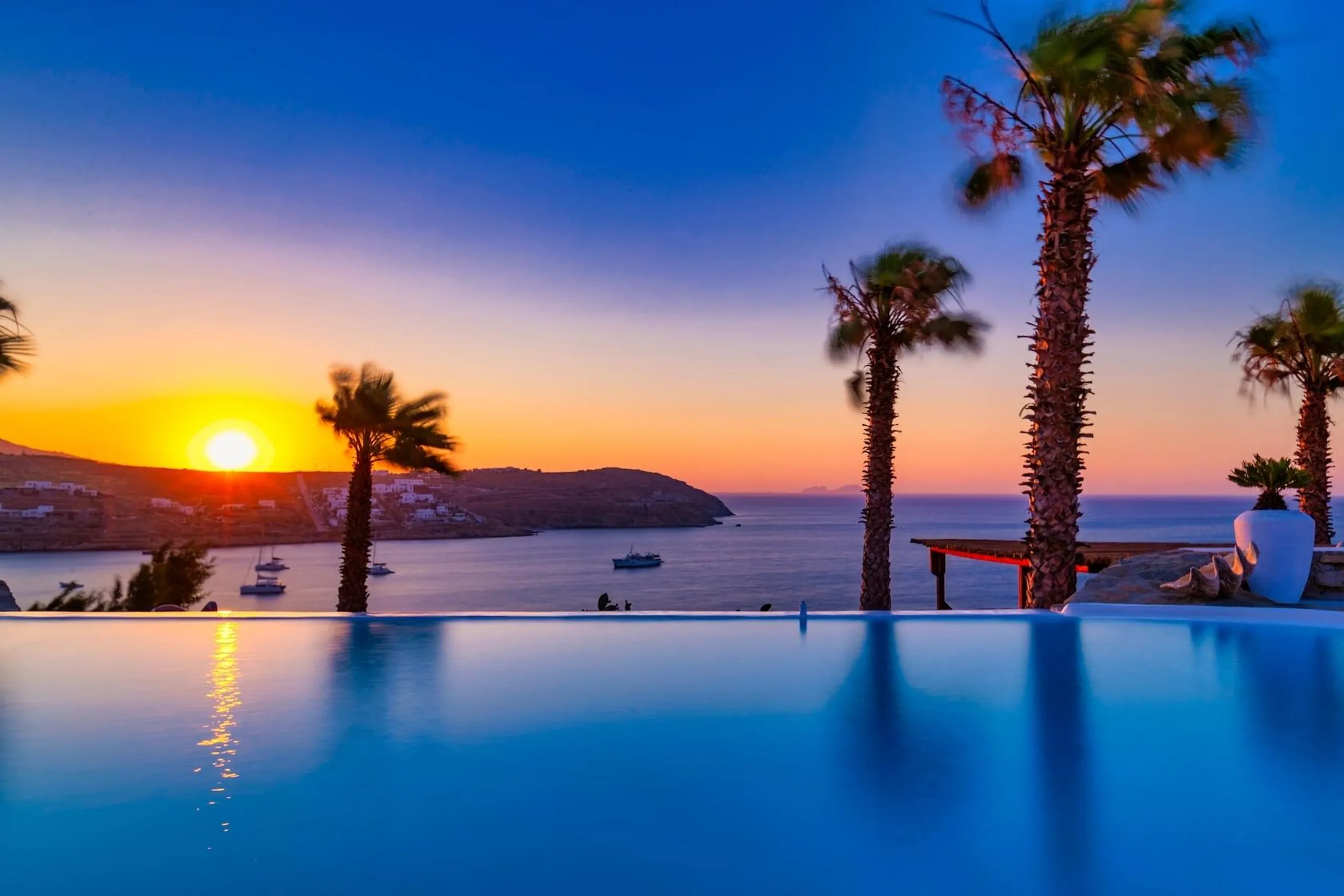 Decorative Beachfront Villa in Mykonos with Infinity Pool — photograph 7