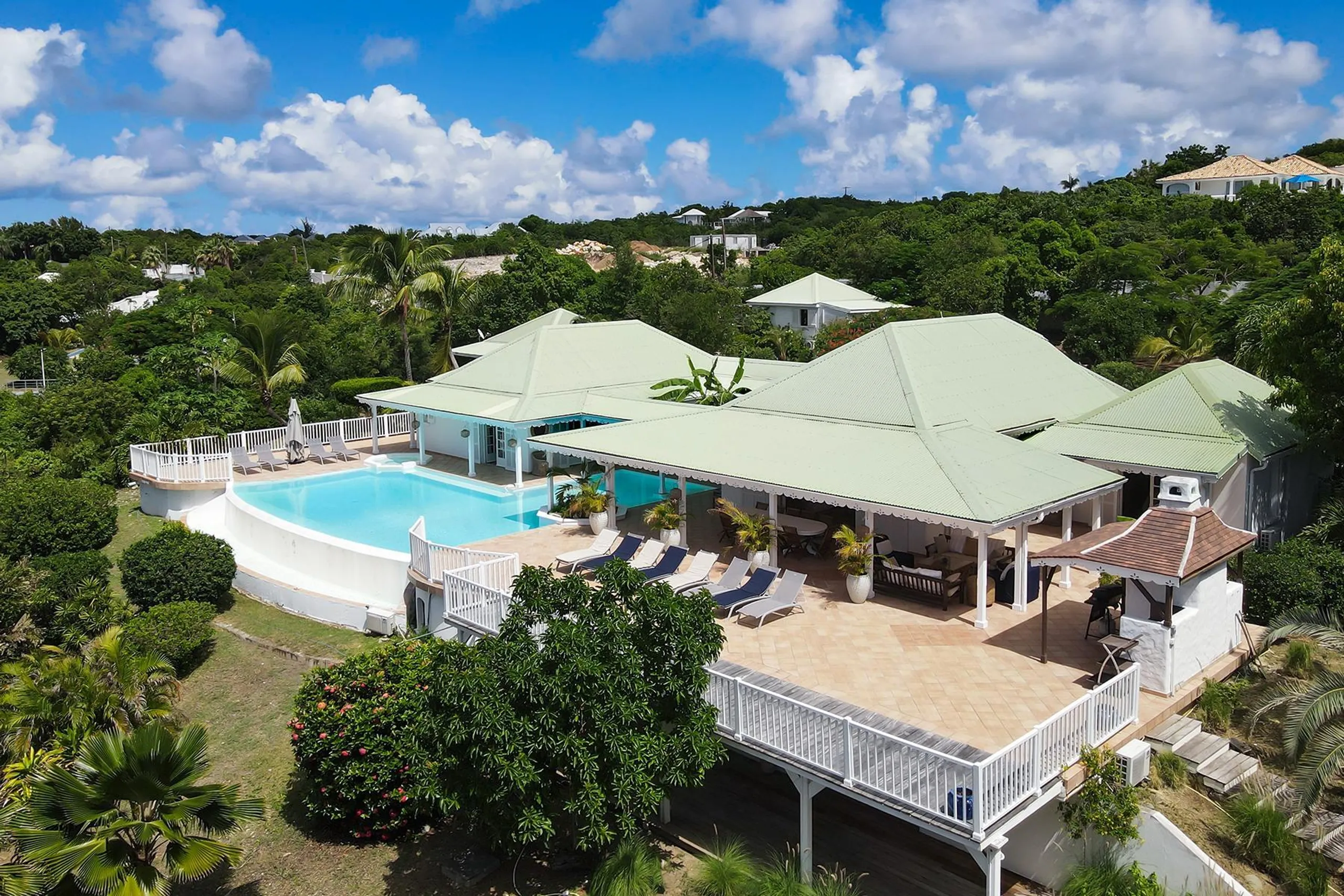 Classic Caribbean Luxury Villa with Infinity Edge Pool — photograph 3