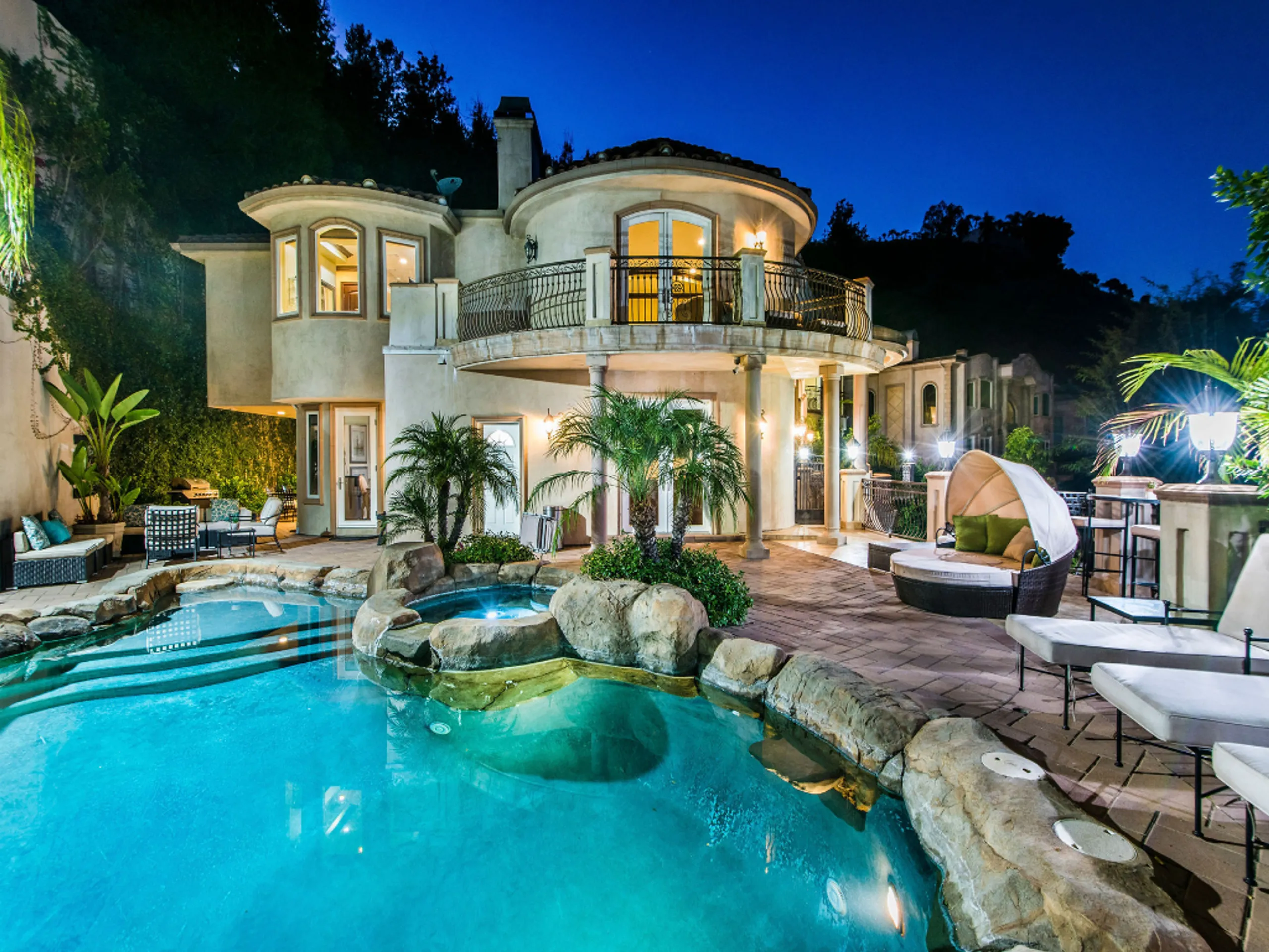 Classic Beverly Hills Estate with Amazing Amenities — photograph 2