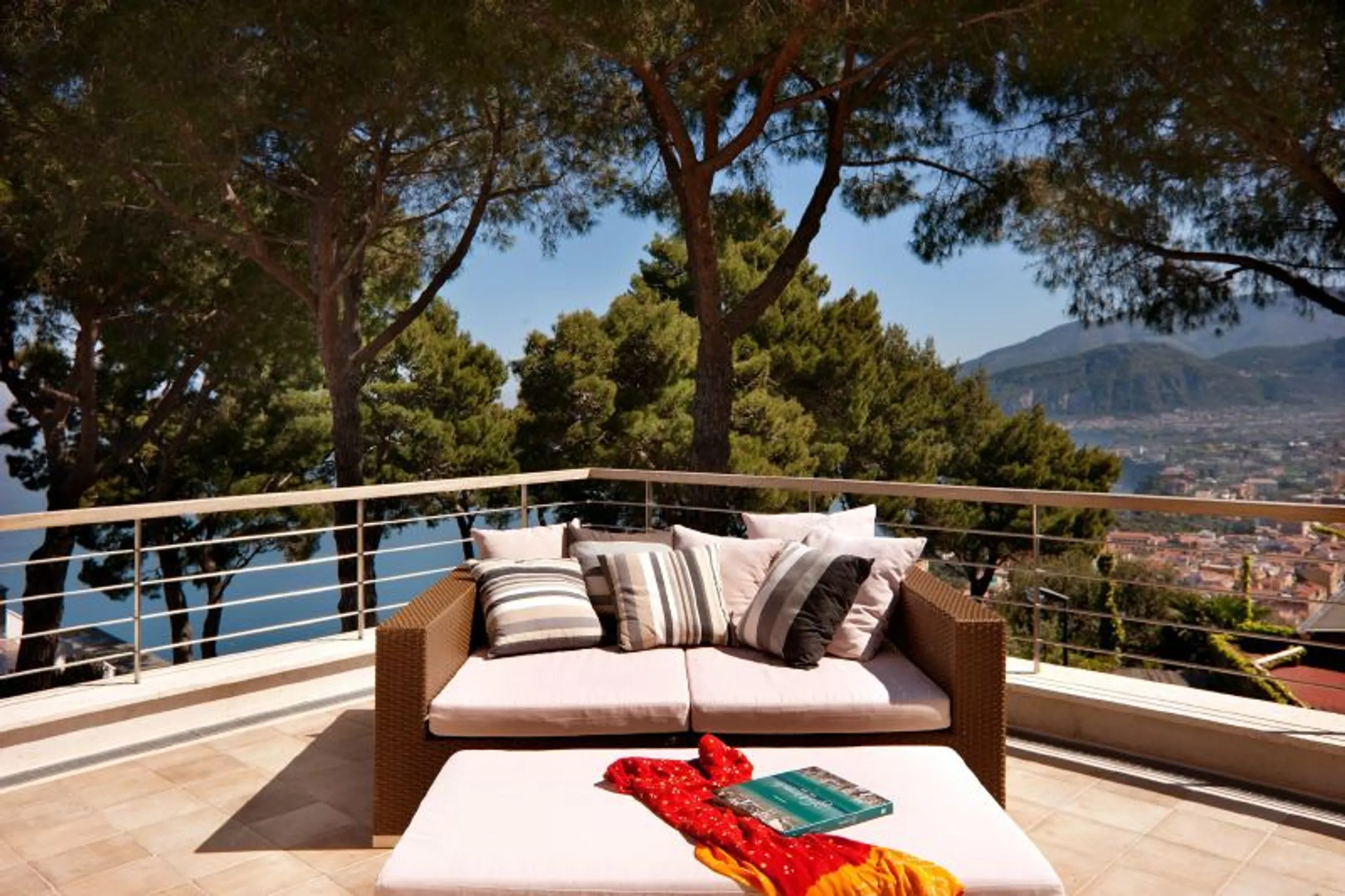 Radiant Modern-Minimalist Villa with Private Pool and Sea Views — photograph 12