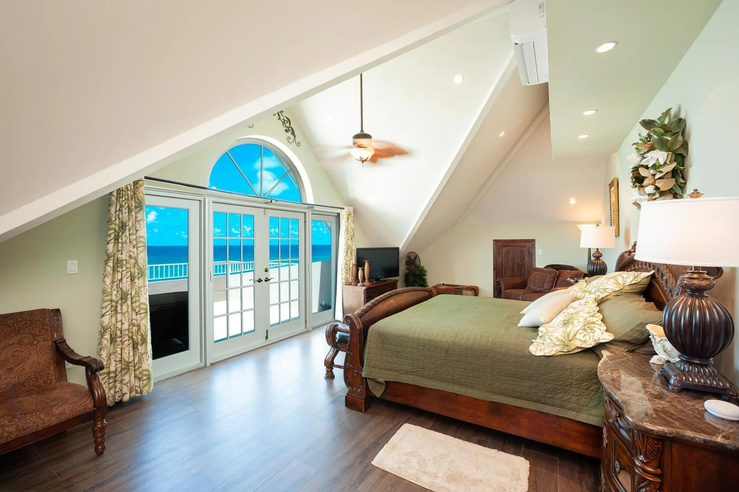 Grand Cayman Haven Estate with Private Infinity Pool and Ocean Views — photograph 8