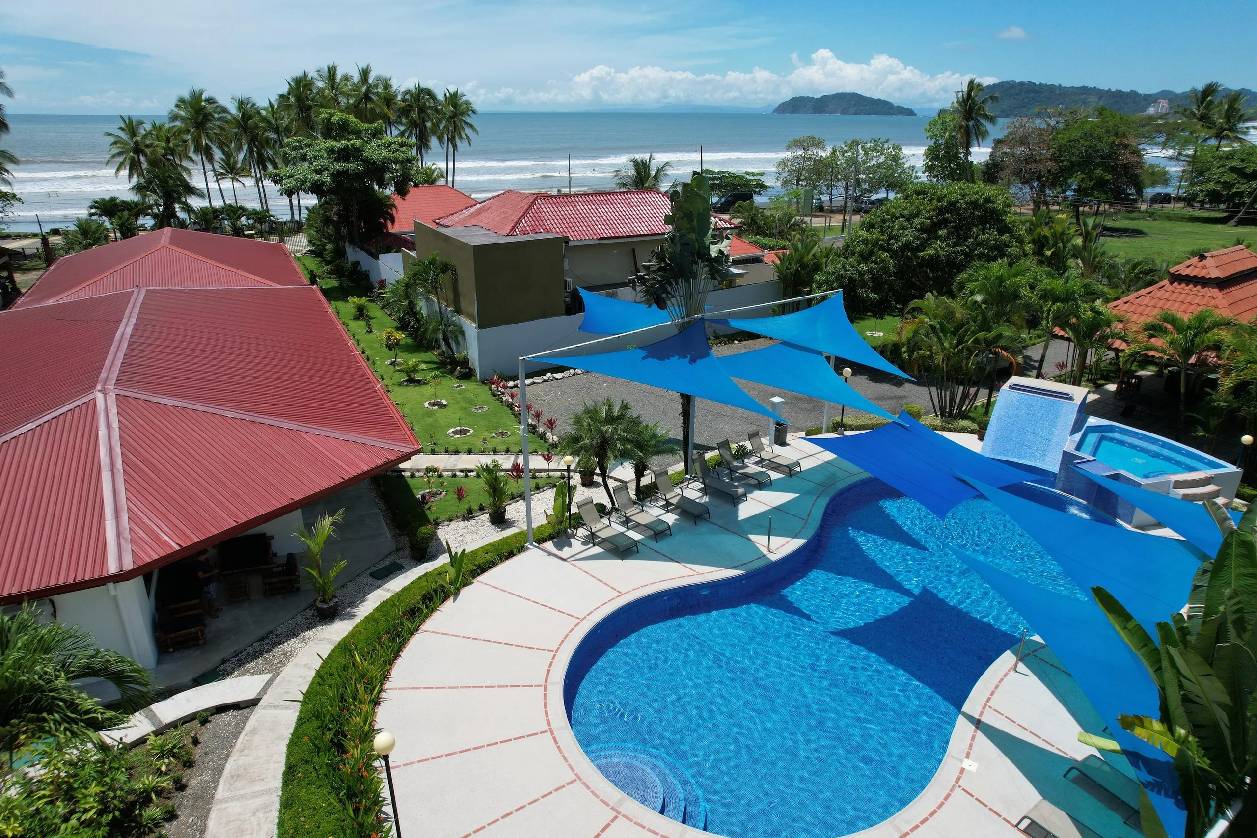Exclusive 13-Bedroom Estate with Private Pool, Panoramic Ocean Views on Jaco Beach — photograph 8