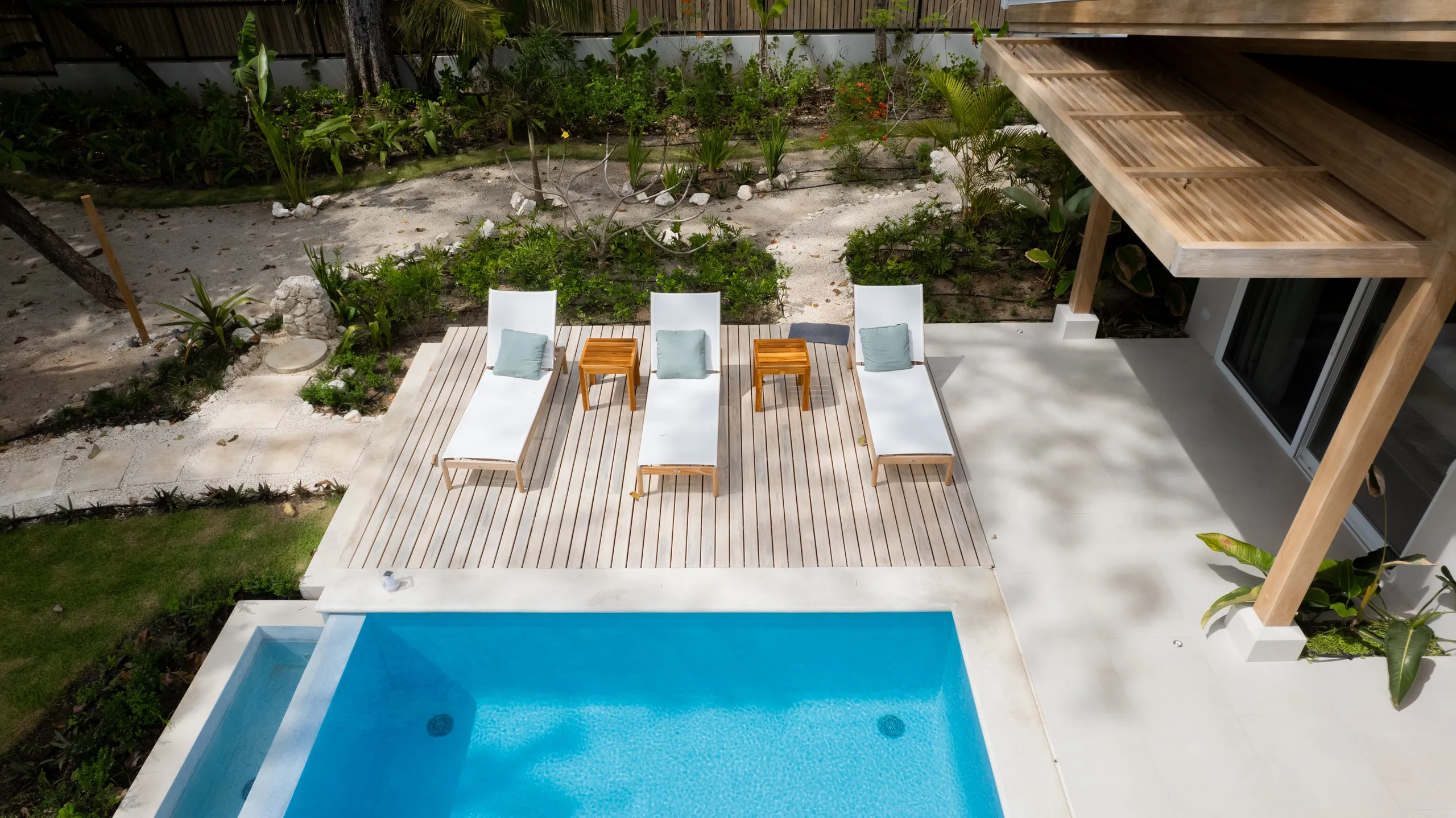 Chic Oceanfront Villa with Panoramic Views on Santa Teresa’s Golden Sands — photograph 12