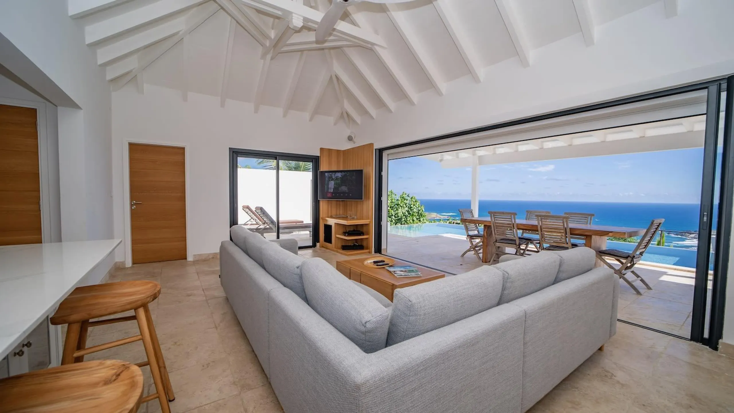 Refreshing Grand Villa near Shops and Beaches — photograph 8