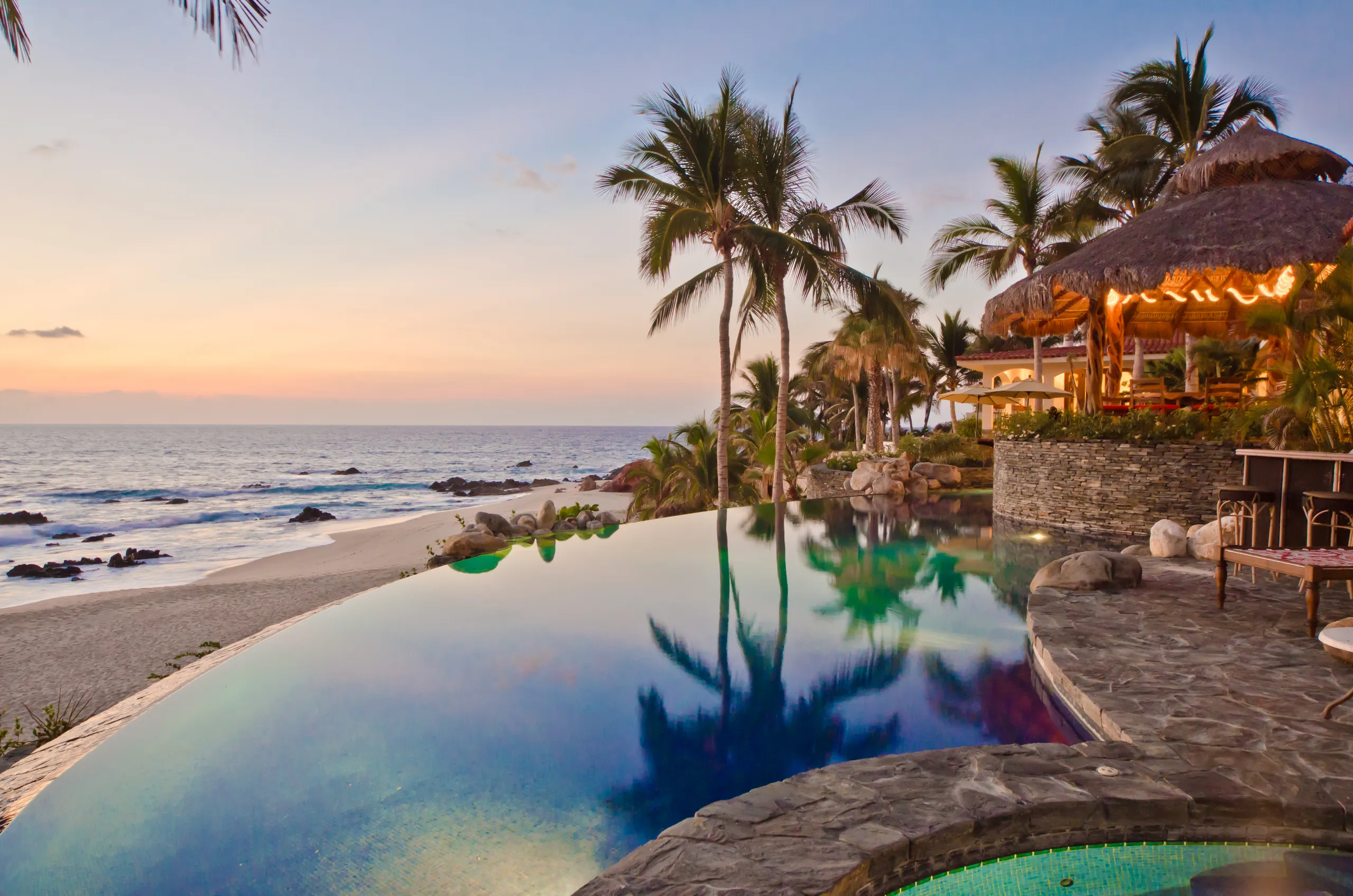 Stunning Beach Front Luxe Estate with Infinity Pool and Panoramic Ocean Villas — photograph 2
