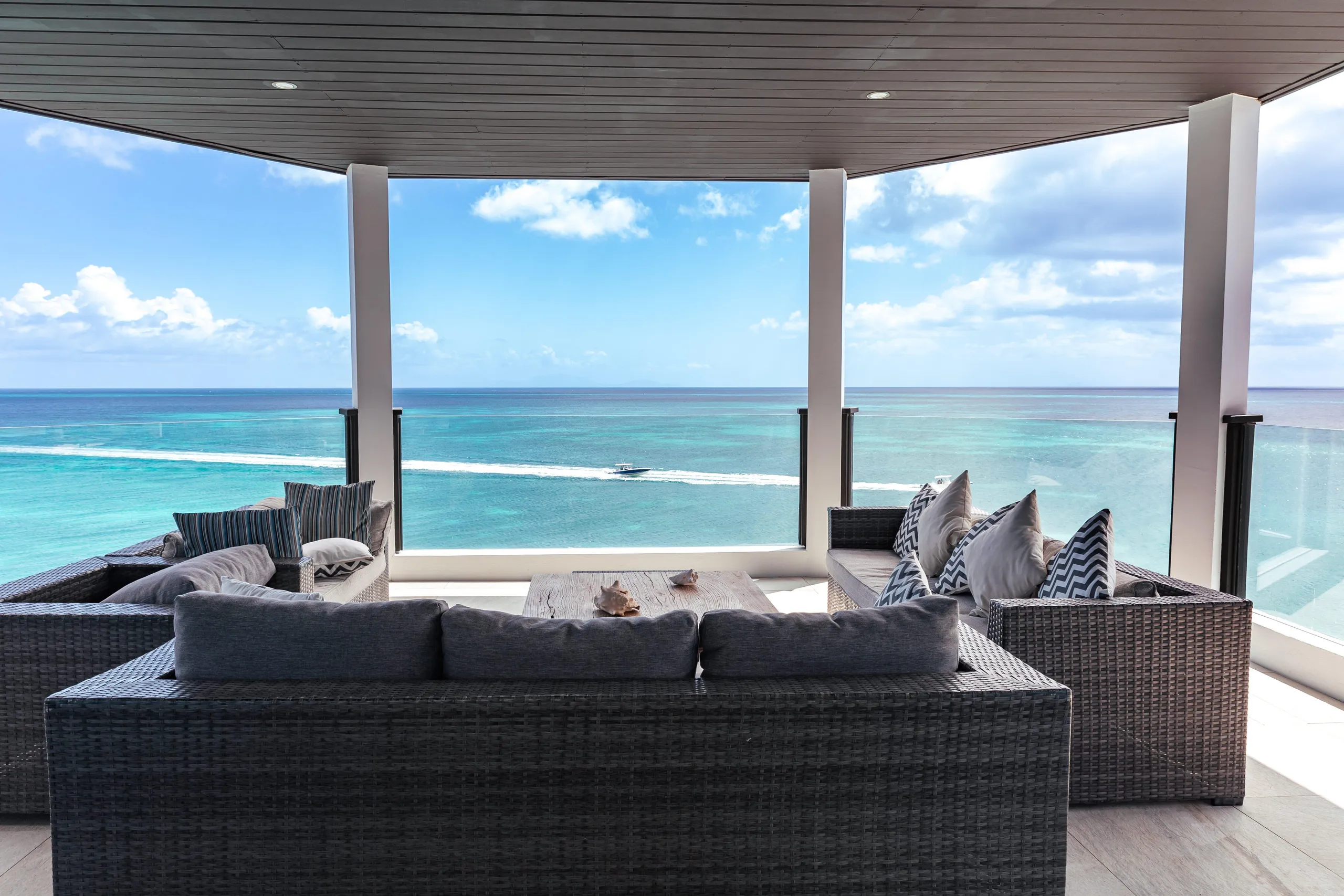 Oceanfront Four Bedroom Villa with Infinity Pool, and 180-degree Panoramic Sea Views — photograph 4