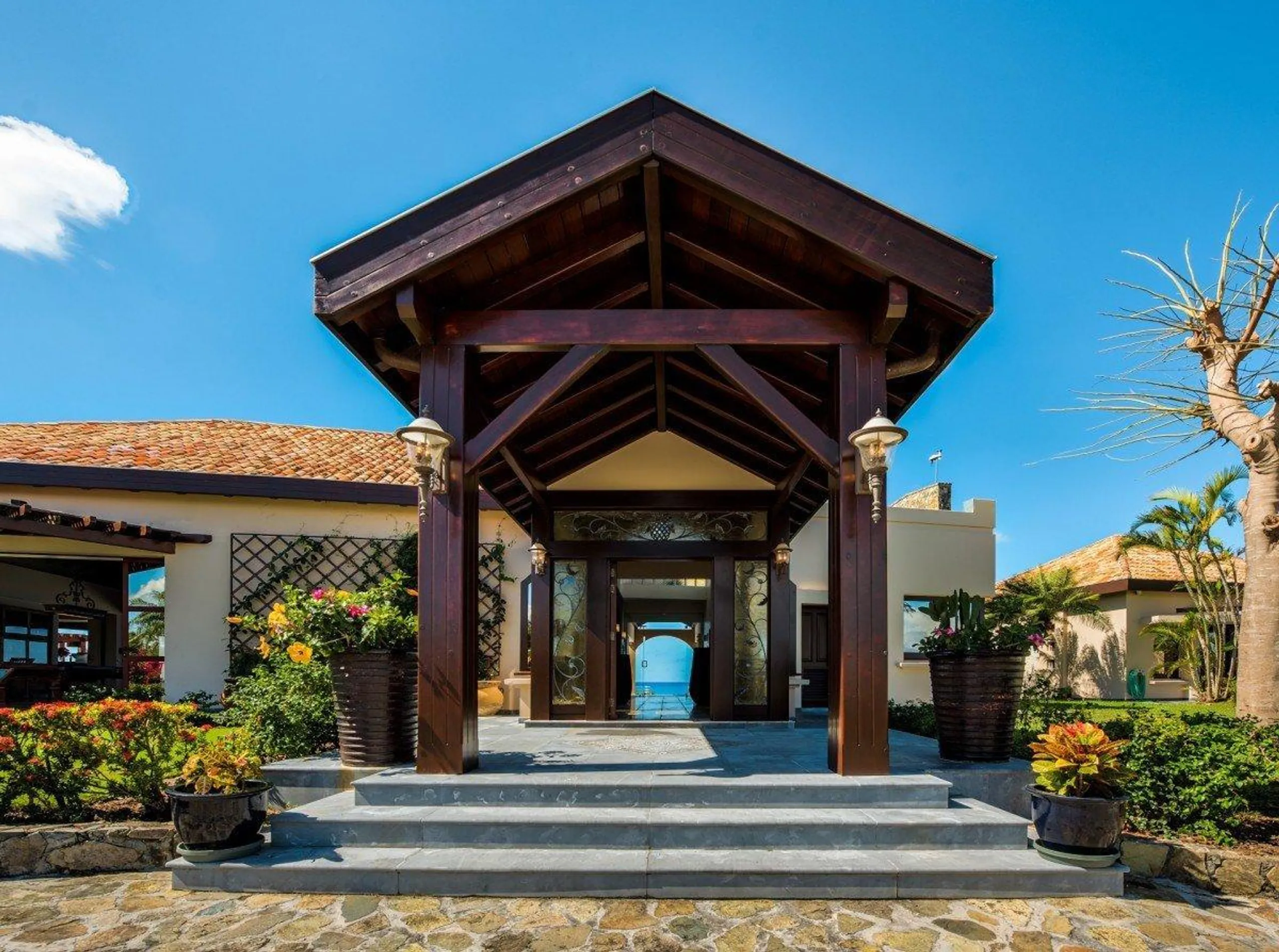 Baie Longue Beach Luxury Villa with Infinity Pool and Incredible Ocean Views — photograph 5