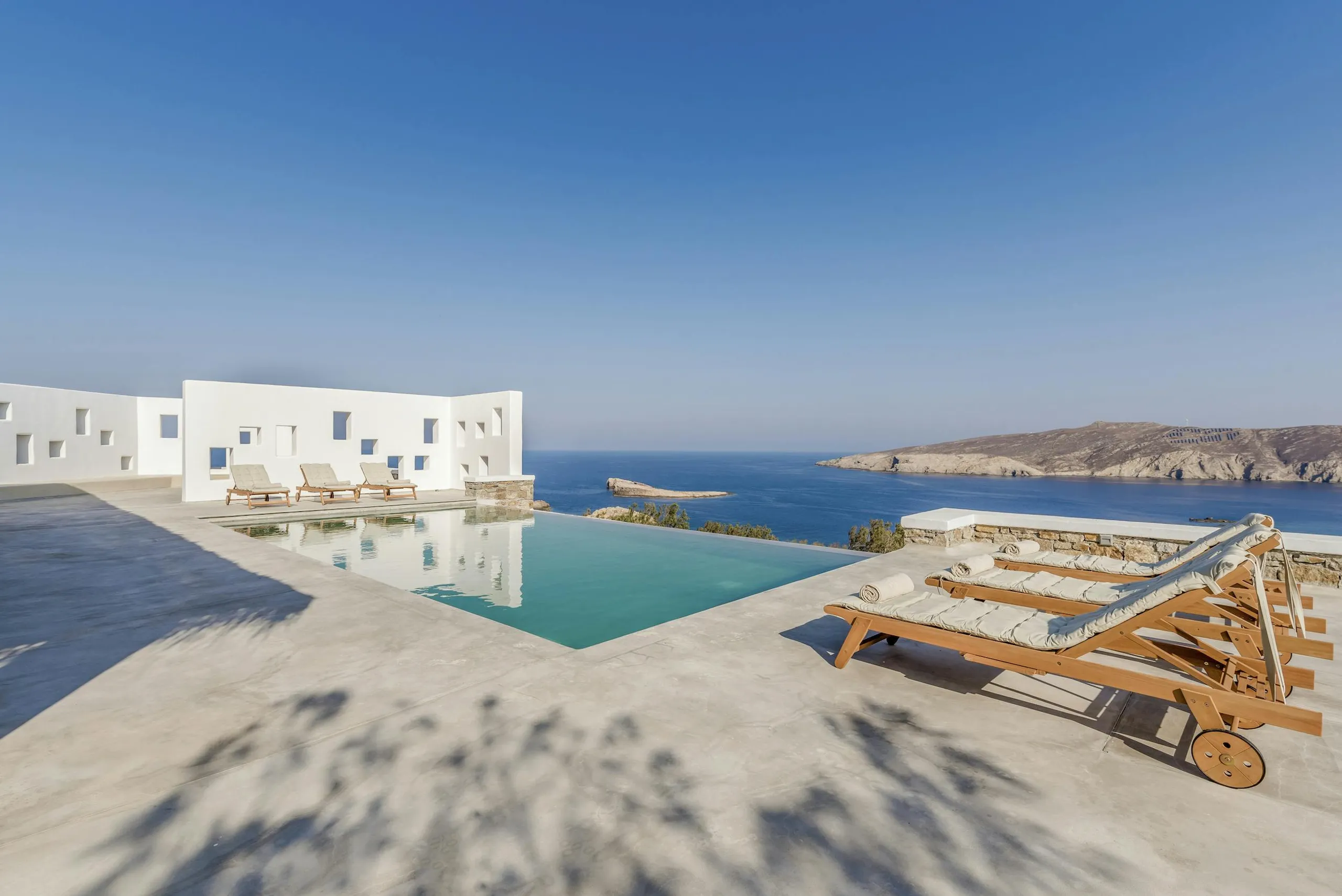 Serene Seaside Contemporary Villa with Infinity Pool and Walks to Beach — photograph 8