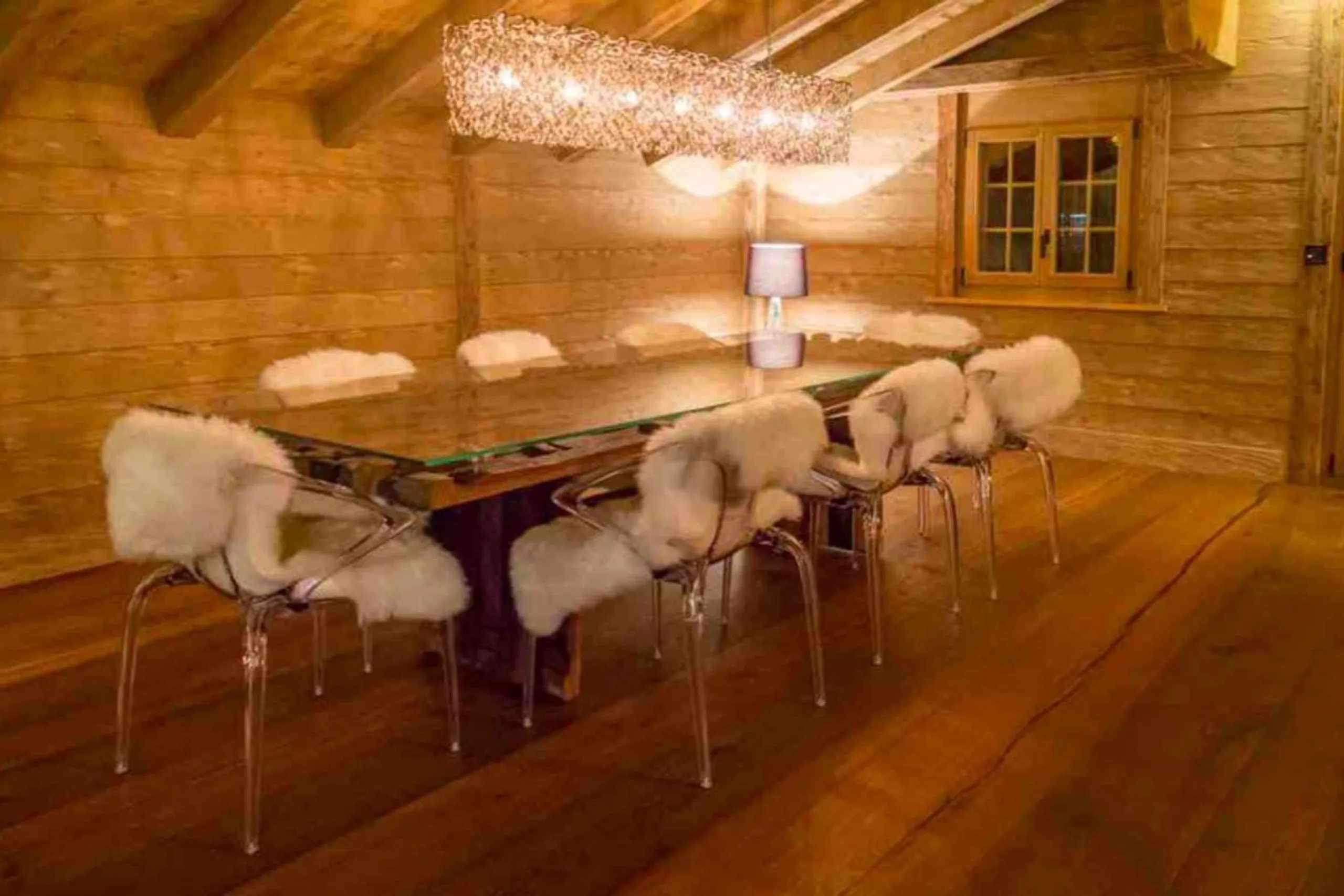 Stunning Modern Chalet with Indoor Pool and Spa — photograph 10