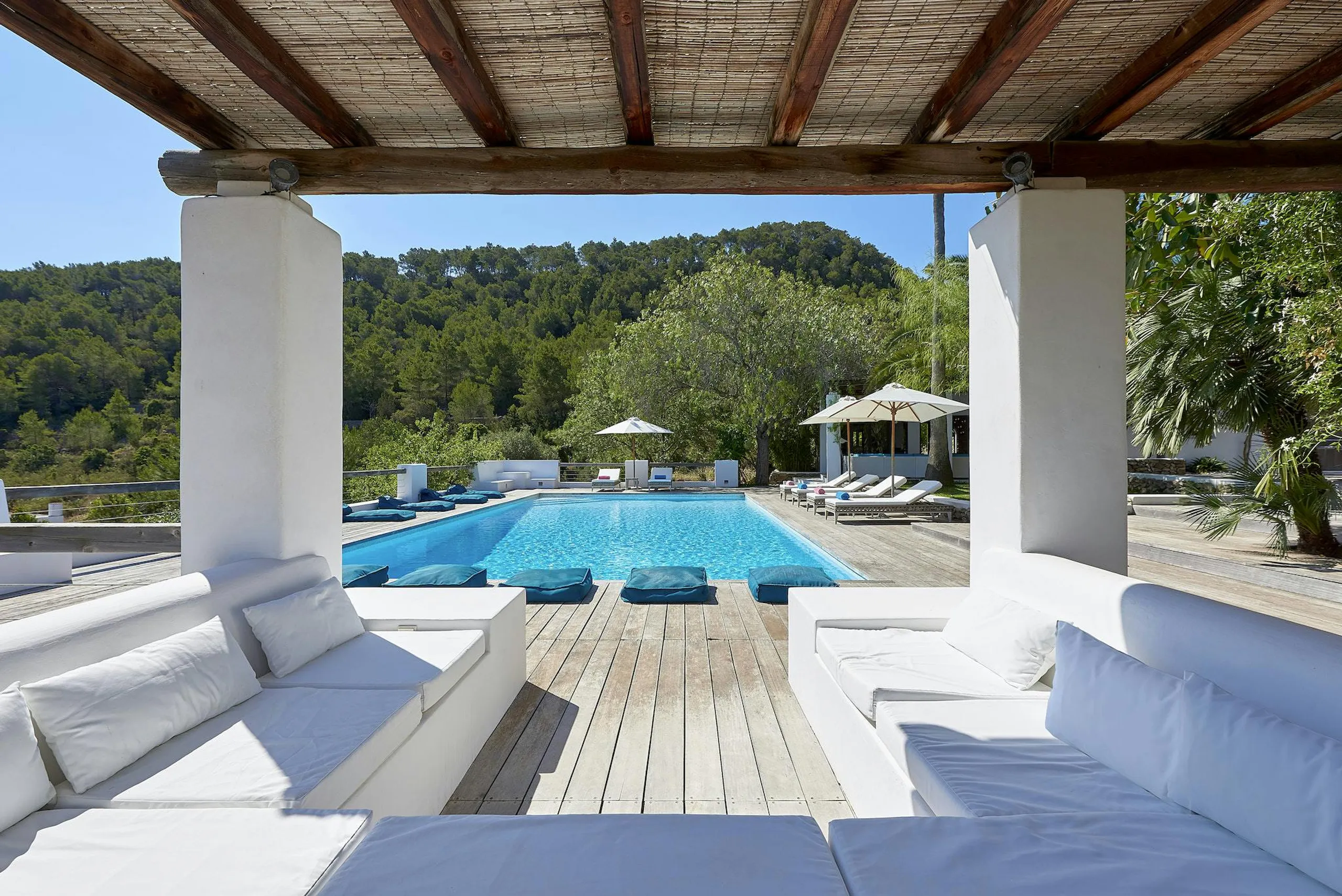 Rustic Spanish Villa in Ibiza with Private Pool and Backyard Entertainment — photograph 3