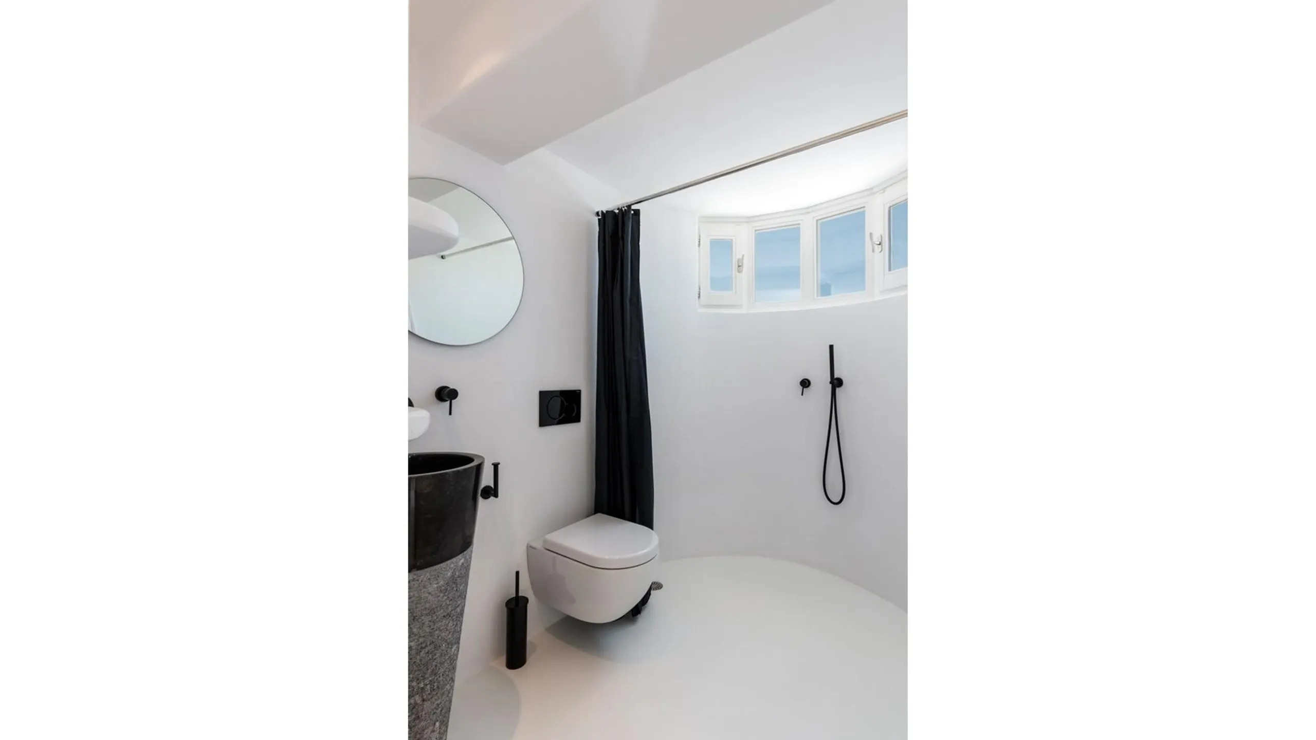 Sumptuous Retreat Boasting Infinity Pool and Elegant Charm — photograph 6