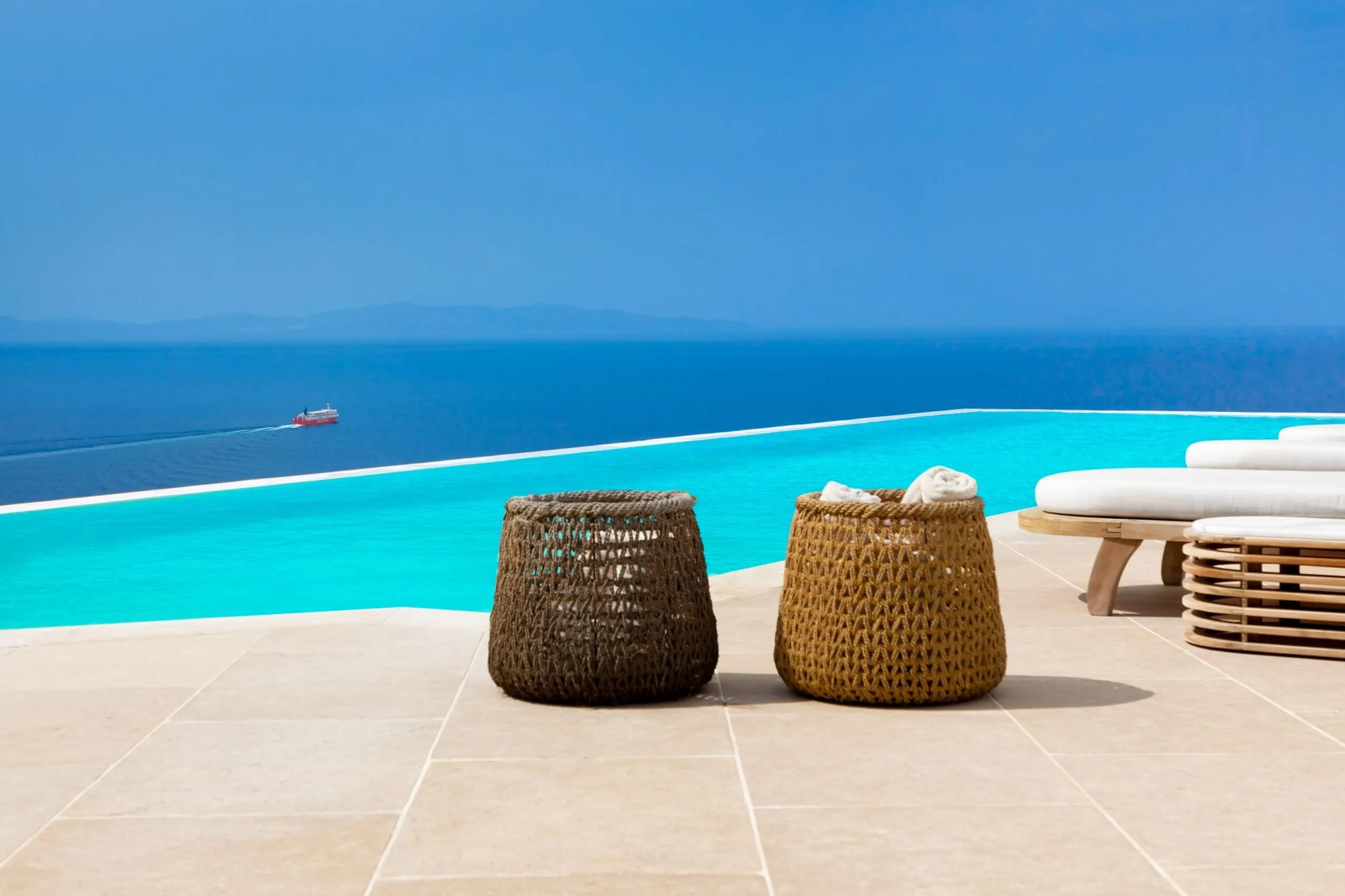Rich Mykonos Villa with Crystalline Pool and Jacuzzi — photograph 4