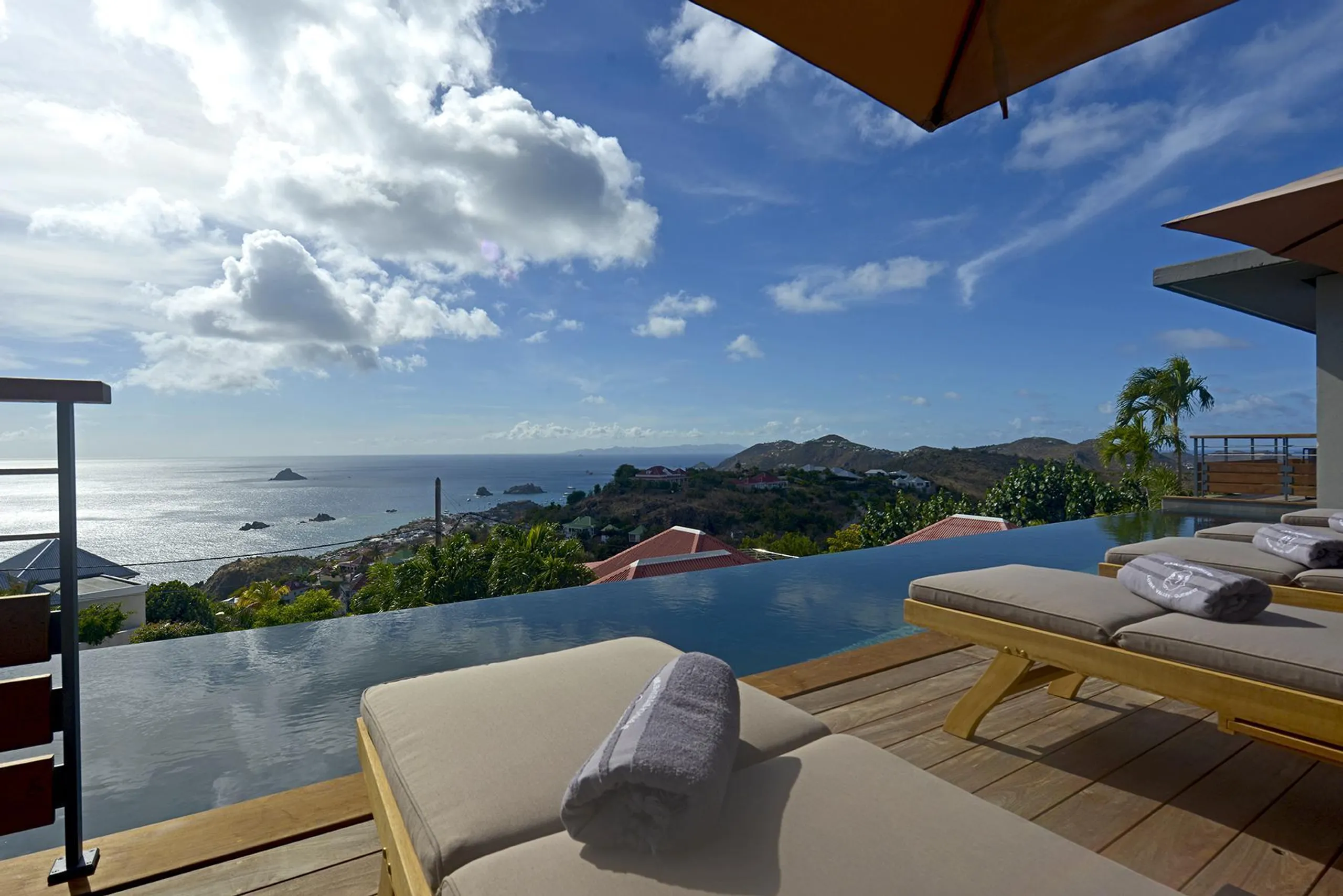 Pristine Paradise Villa with Infinity Pool and Oceanfront Views — photograph 2