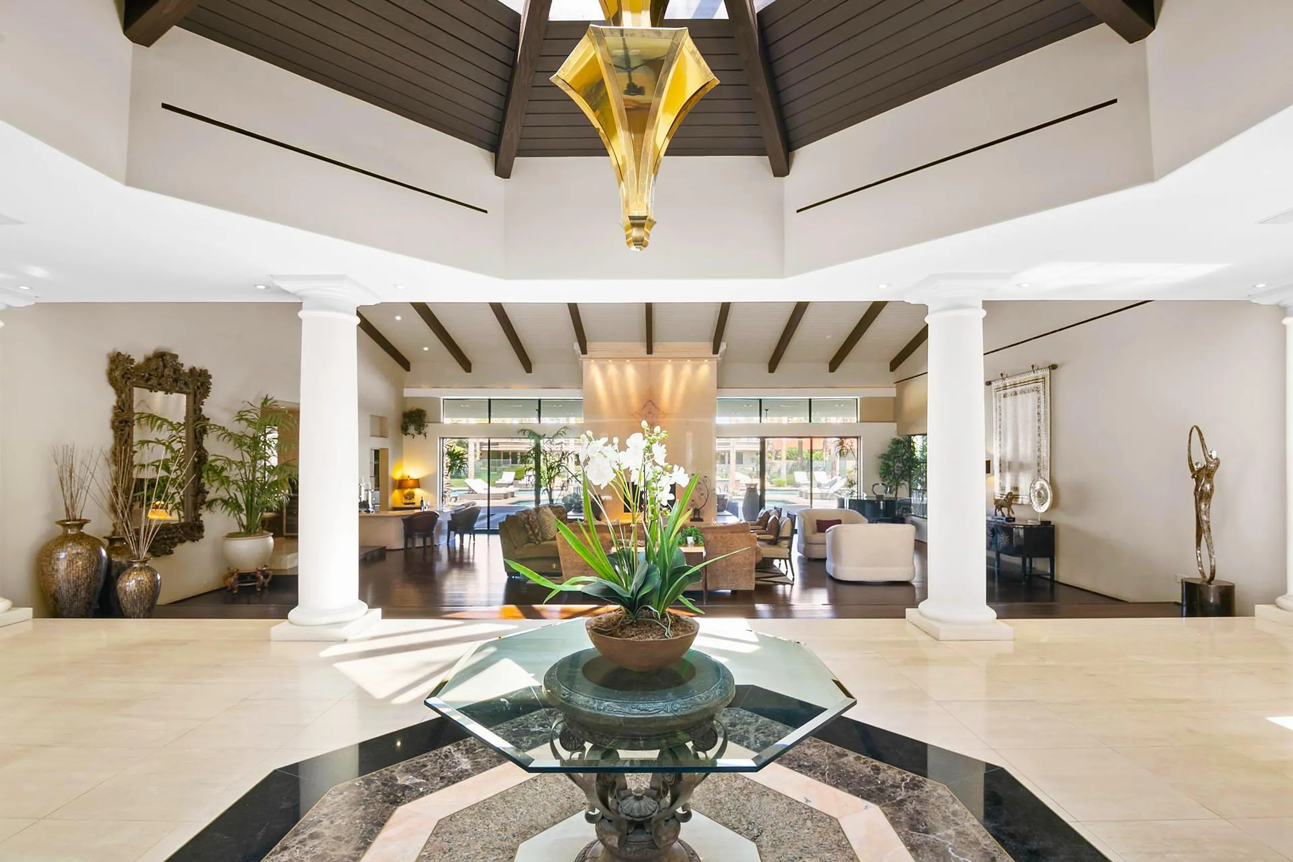 Paradise Resort Estate with Pool, Tennis Court, and Fitness Room — photograph 12