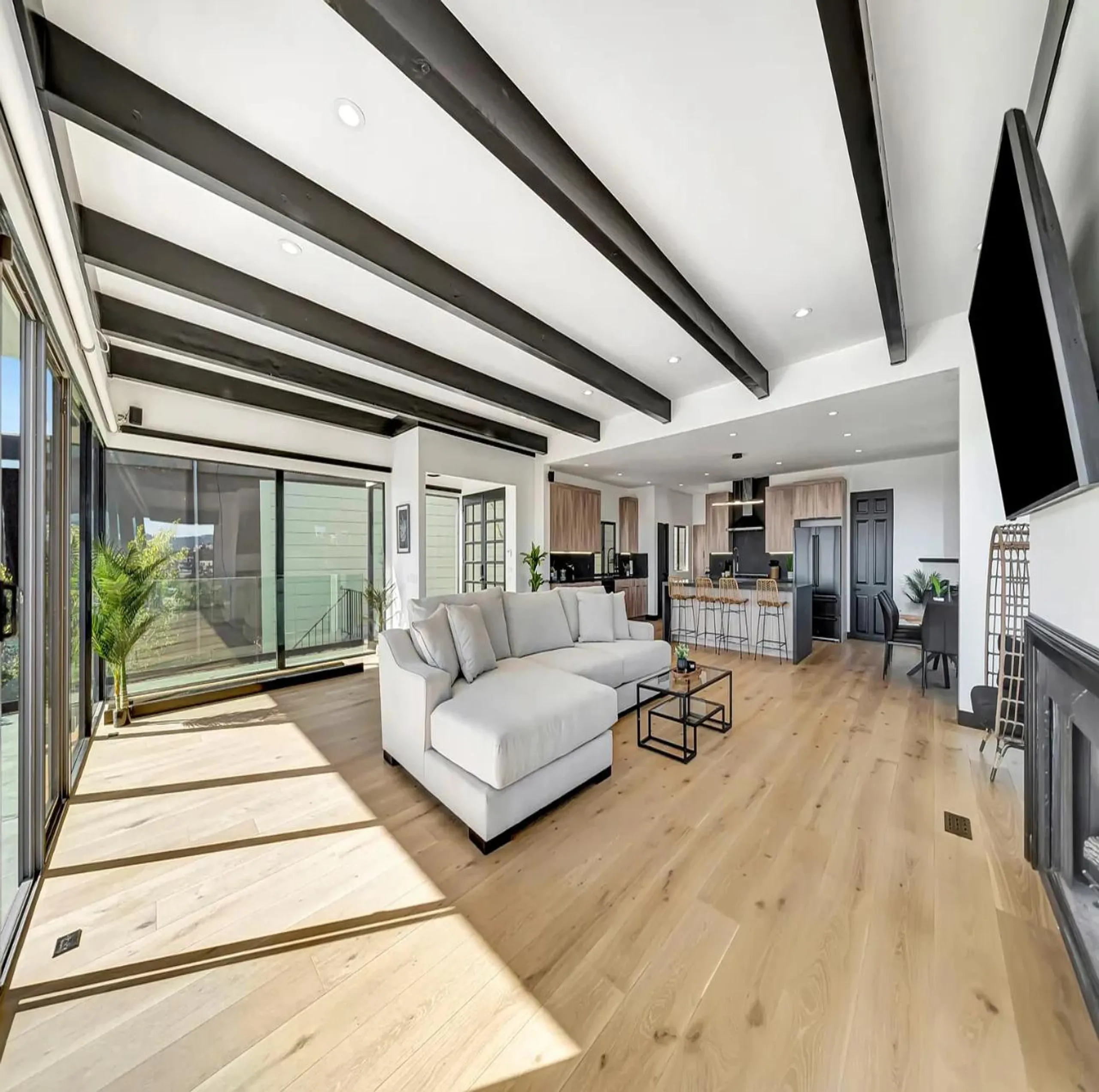 Tranquil Modern Villa Above Sunset Strip with Guest House & Breathtaking Ocean Views — photograph 6