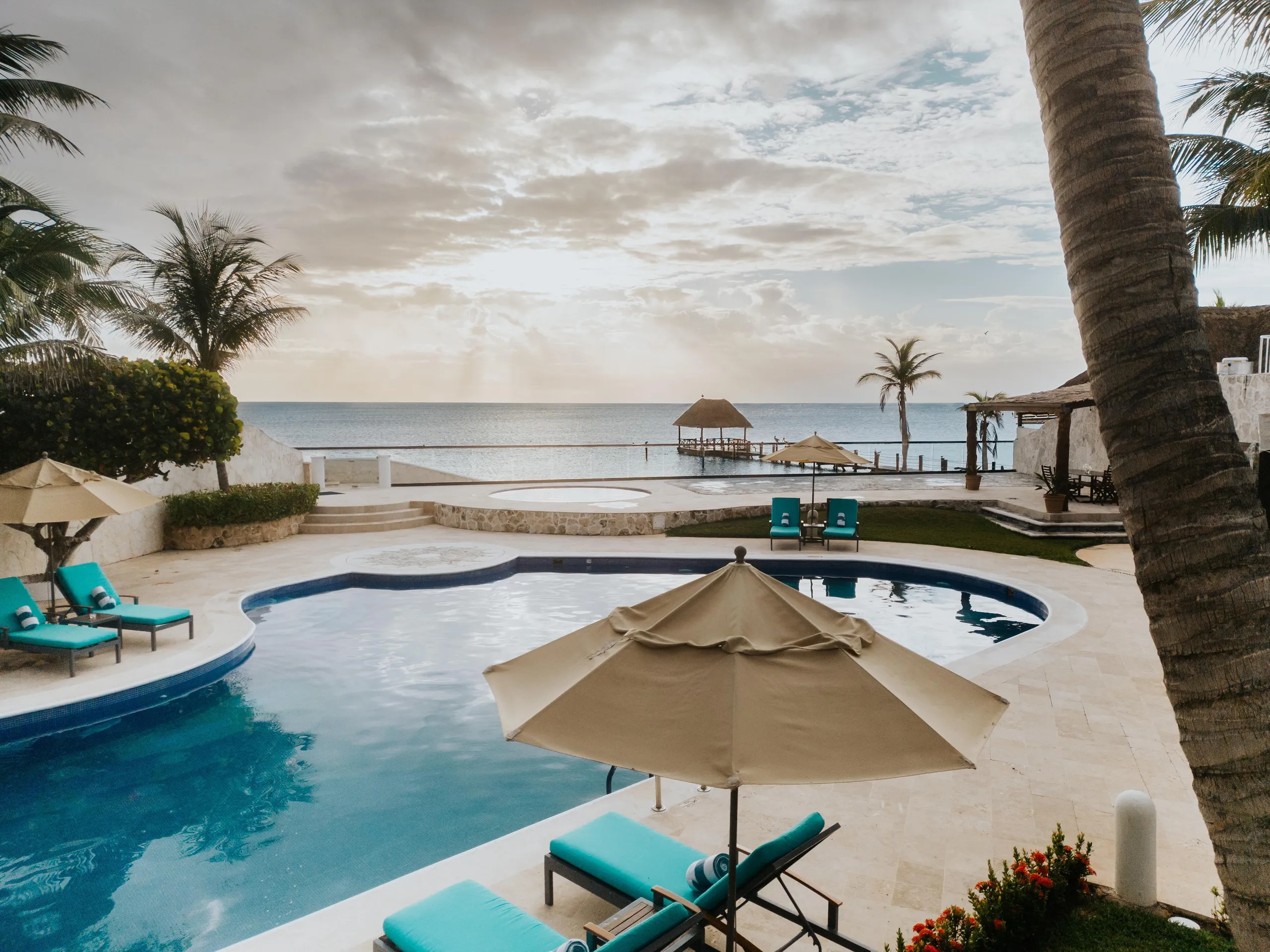 Puerto Morelos Luxury Beachfront Estate with Pool, Hot Tub and Ocean Views — photograph 5