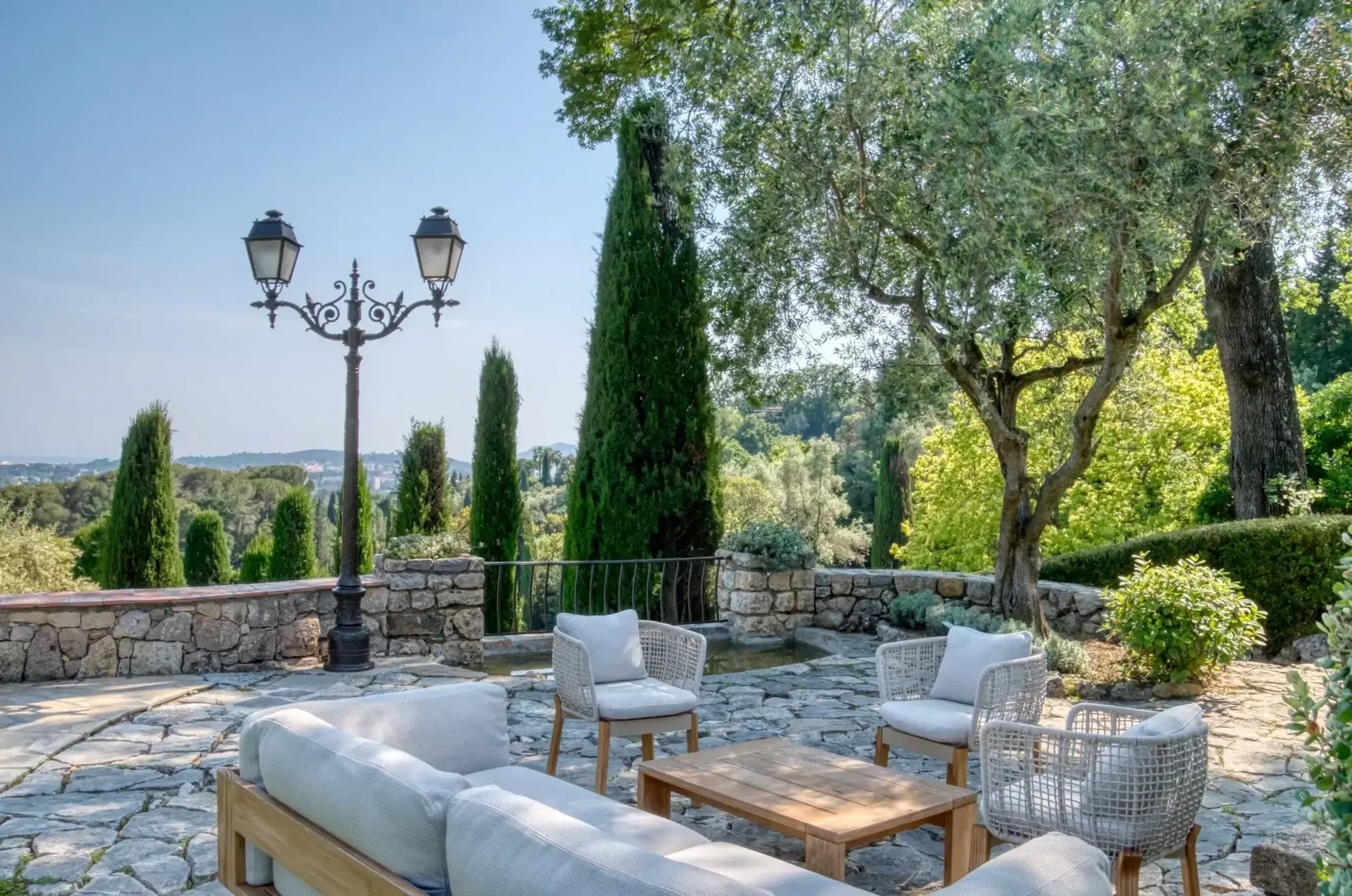 Resplendent Villa with Outdoor Swimming Pool and Meticulously Landscaped Garden — photograph 3