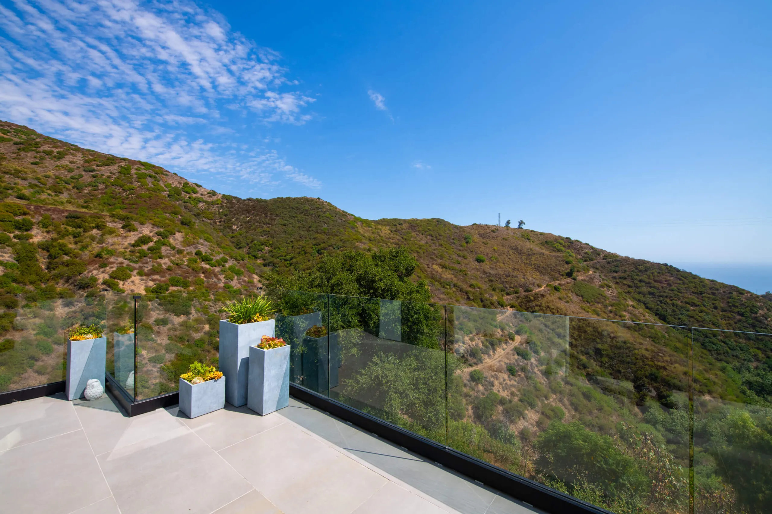 Majestic Malibu Smart Home with Ocean, Canyon & Mountain View Villa — photograph 12