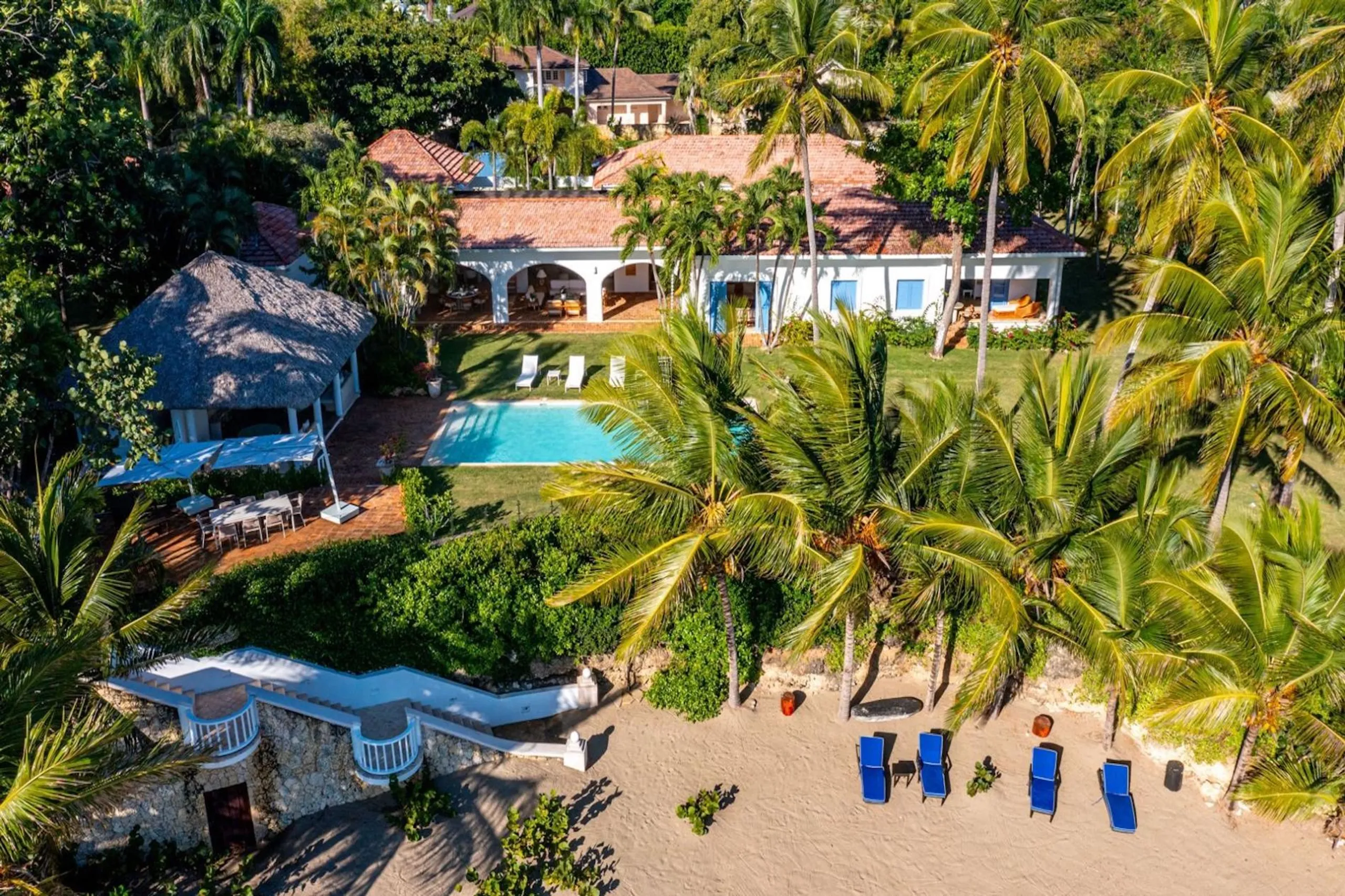 Exquisite Beachfront Villa with Private Pool and Panoramic Sea Views — photograph 5