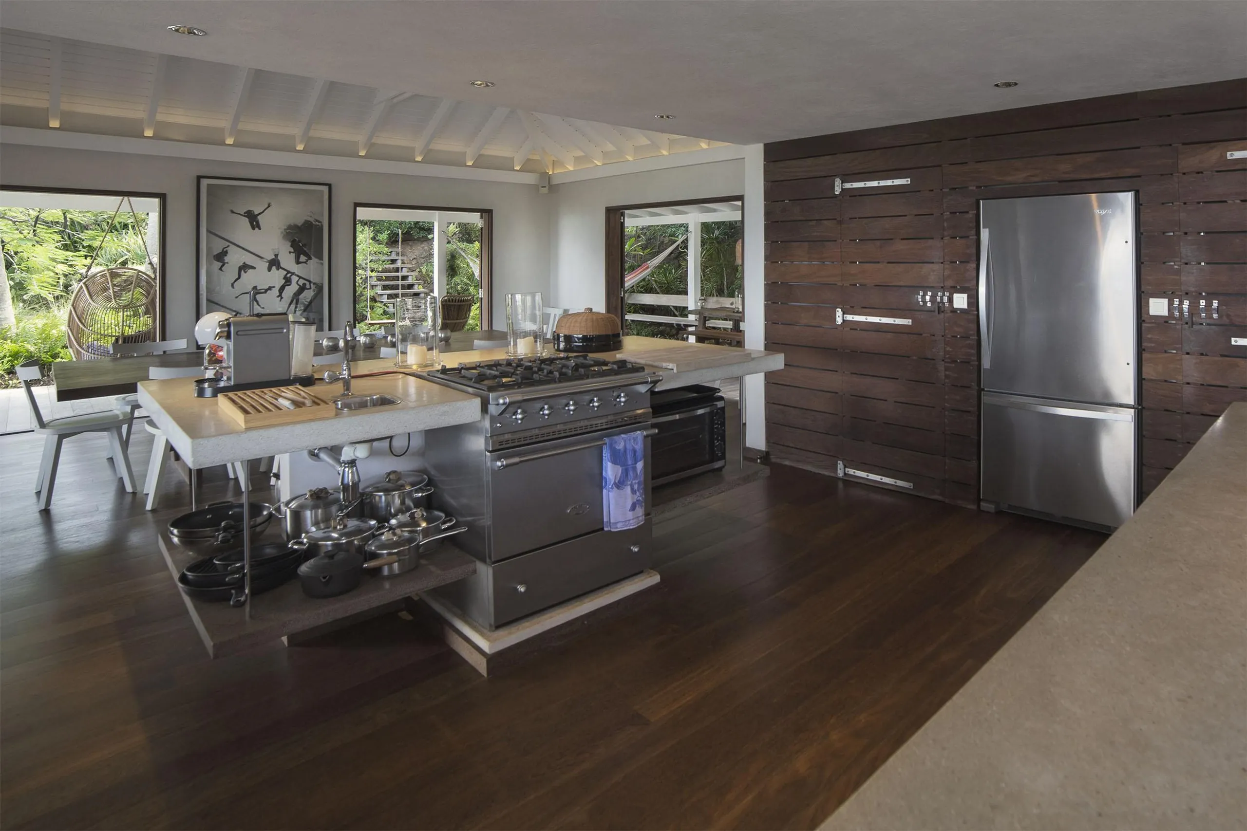 Stylish Seaside Villa with Private Pool and Gourmet Kitchen — photograph 6