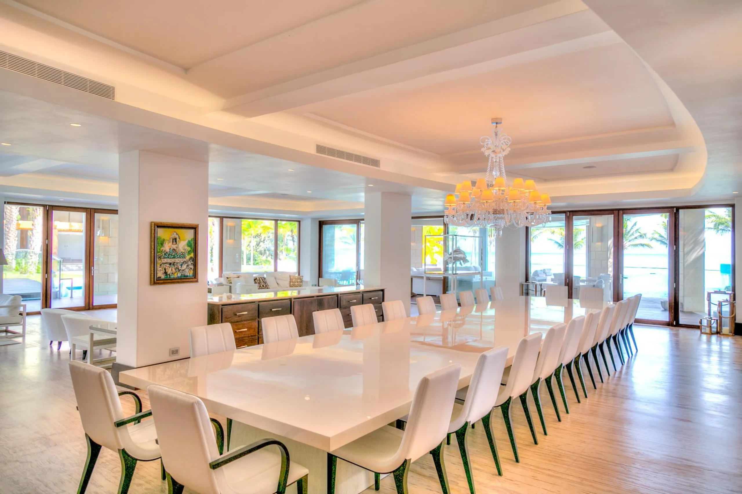 Spectacular Modern Villa: High Ceilings, Futuristic Spiral Stairs, and Intriguing Sculptures — photograph 9