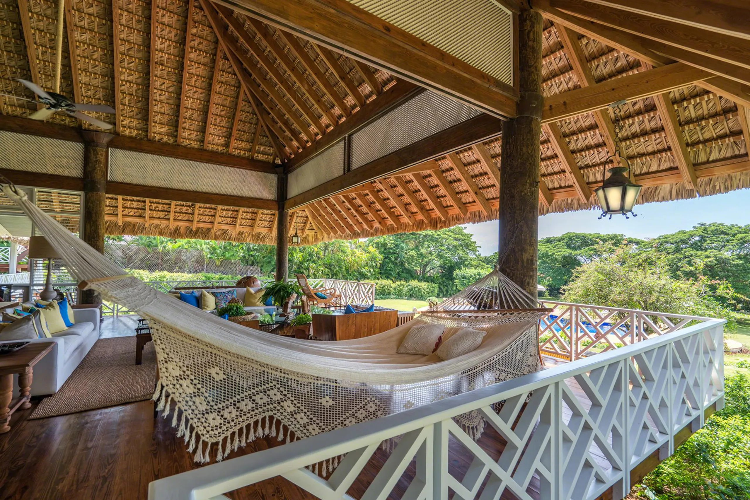 Serene Caribbean Retreat with Private Pool and Landscaped Garden — photograph 8