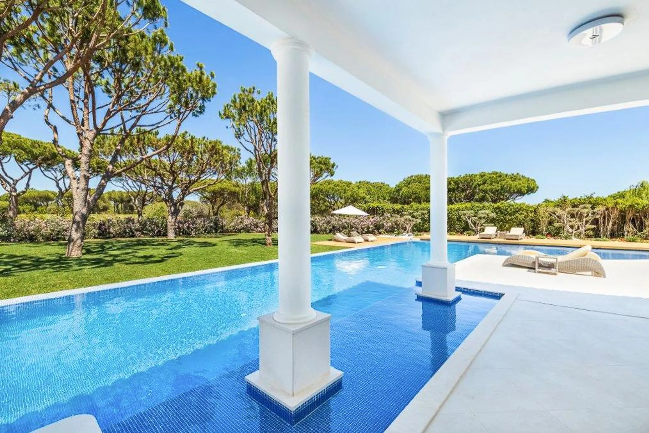 Spectacular 4-Bedroom Villa with Heated Pool & Golf Views in Quinta do Lago Resort — photograph 3