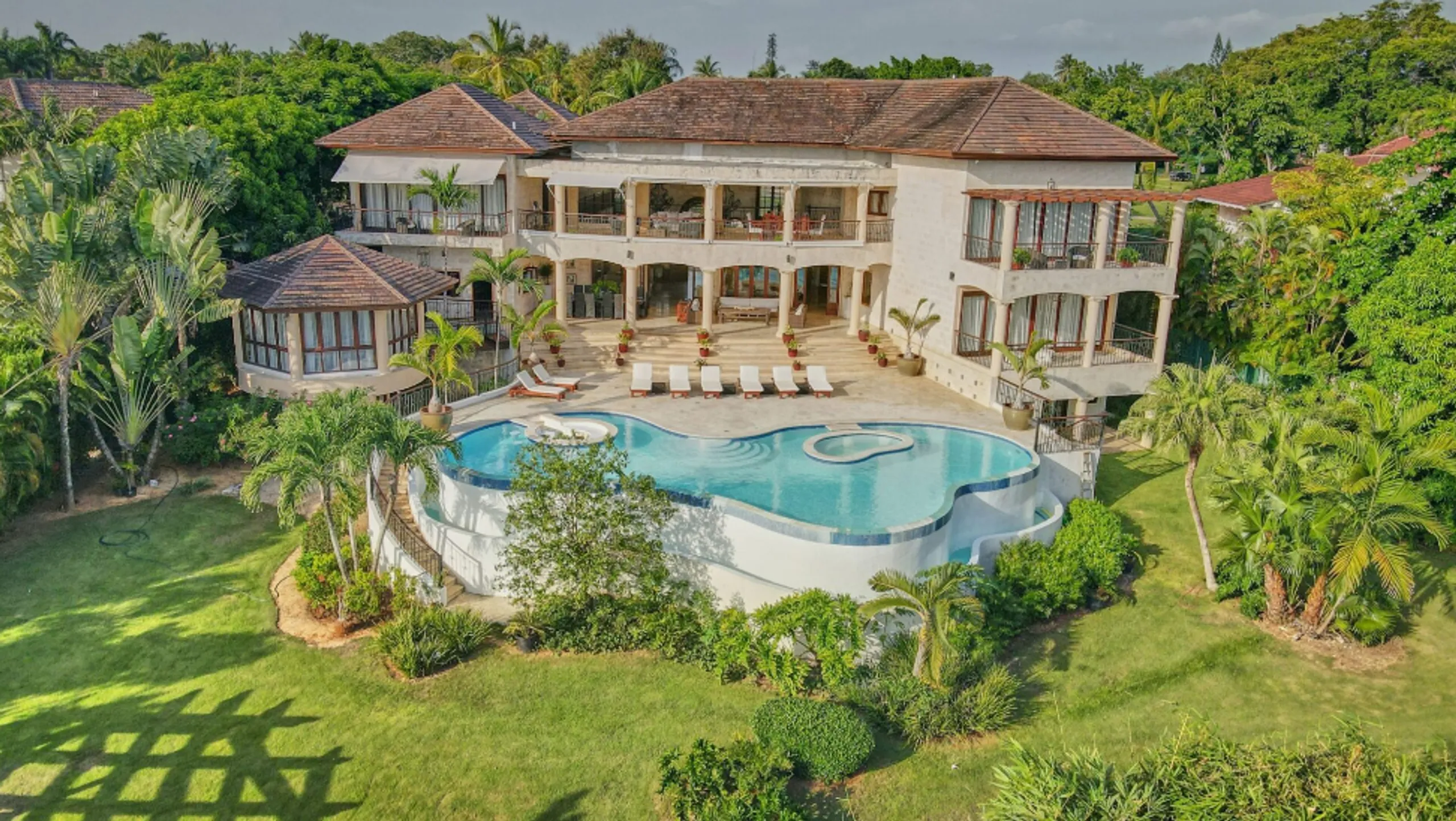 Ultimate Caribbean Seaview Retreat with Infinity Edge Pool, Jacuzzi and Spacious Grounds, La Romana