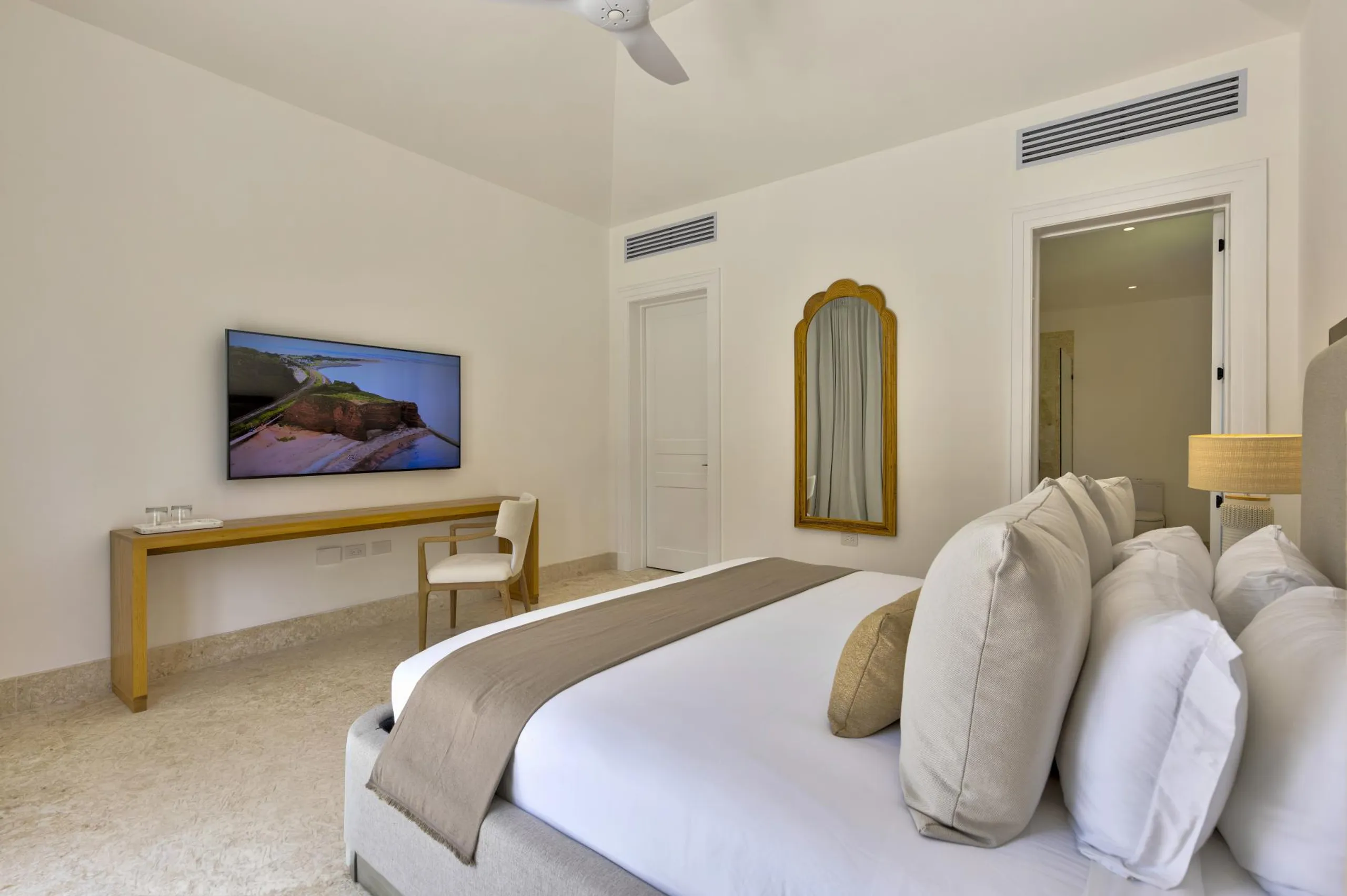 Designer Golfside Oasis Villa with Private Pool, with Golf & Lake Views — photograph 12