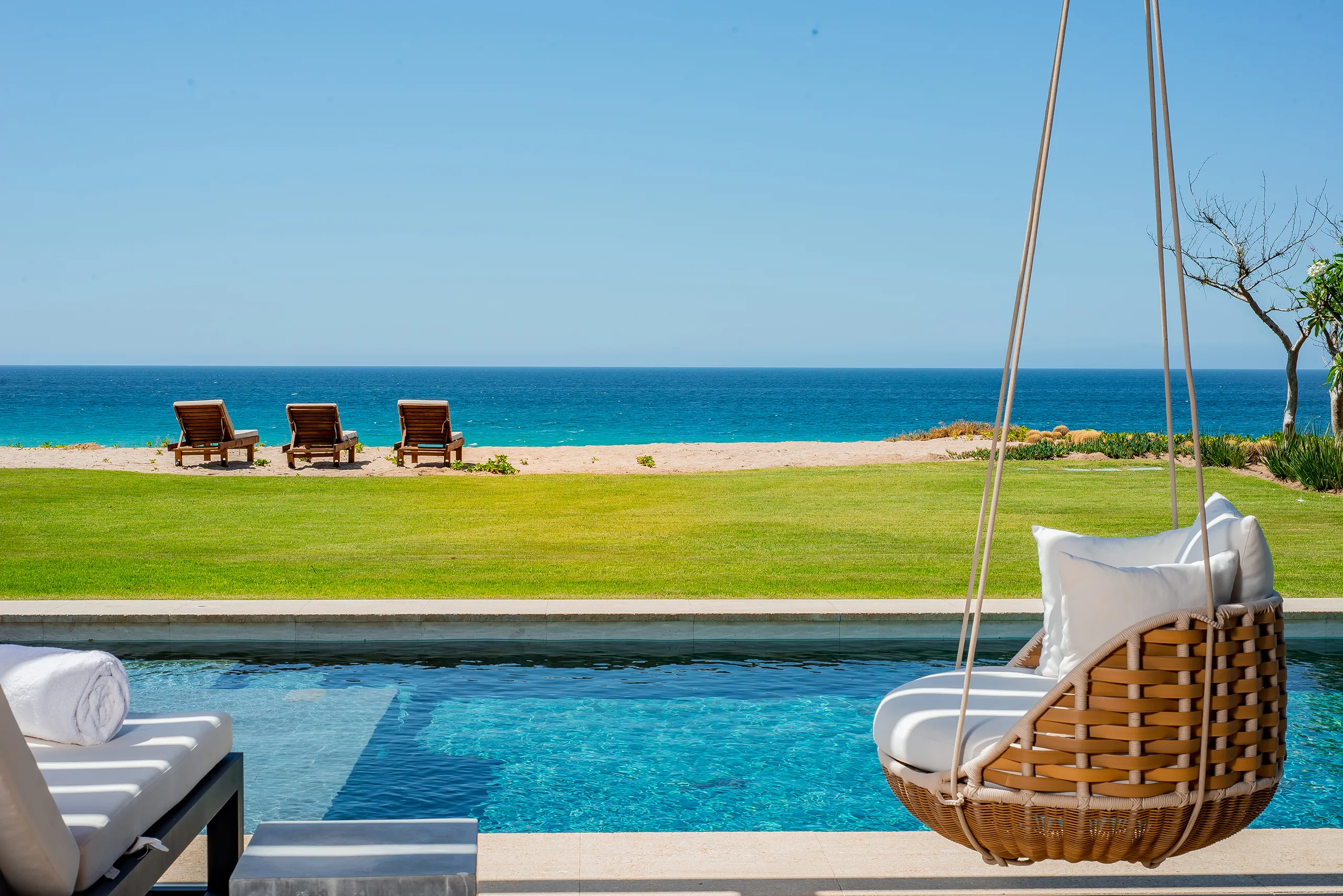 Modern Beachfront Architectural Estate with Infinity Pool and Stunning Ocean Views — photograph 6