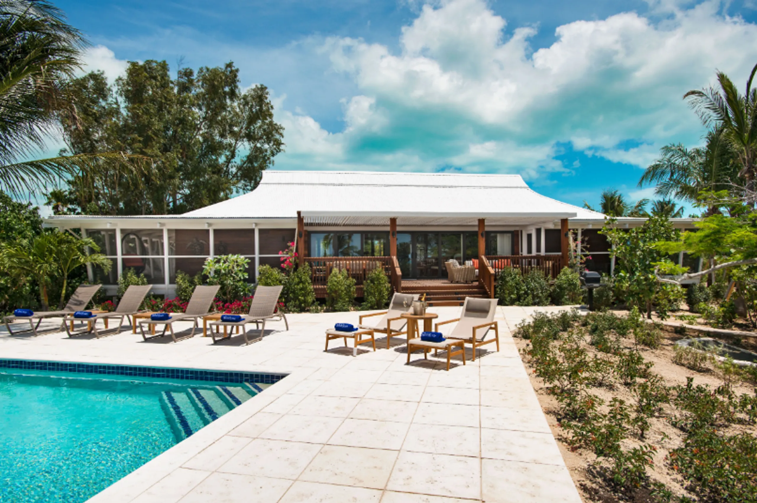 Timeless Beach House Experience with Stunning Views of Shimmering Sea — photograph 2