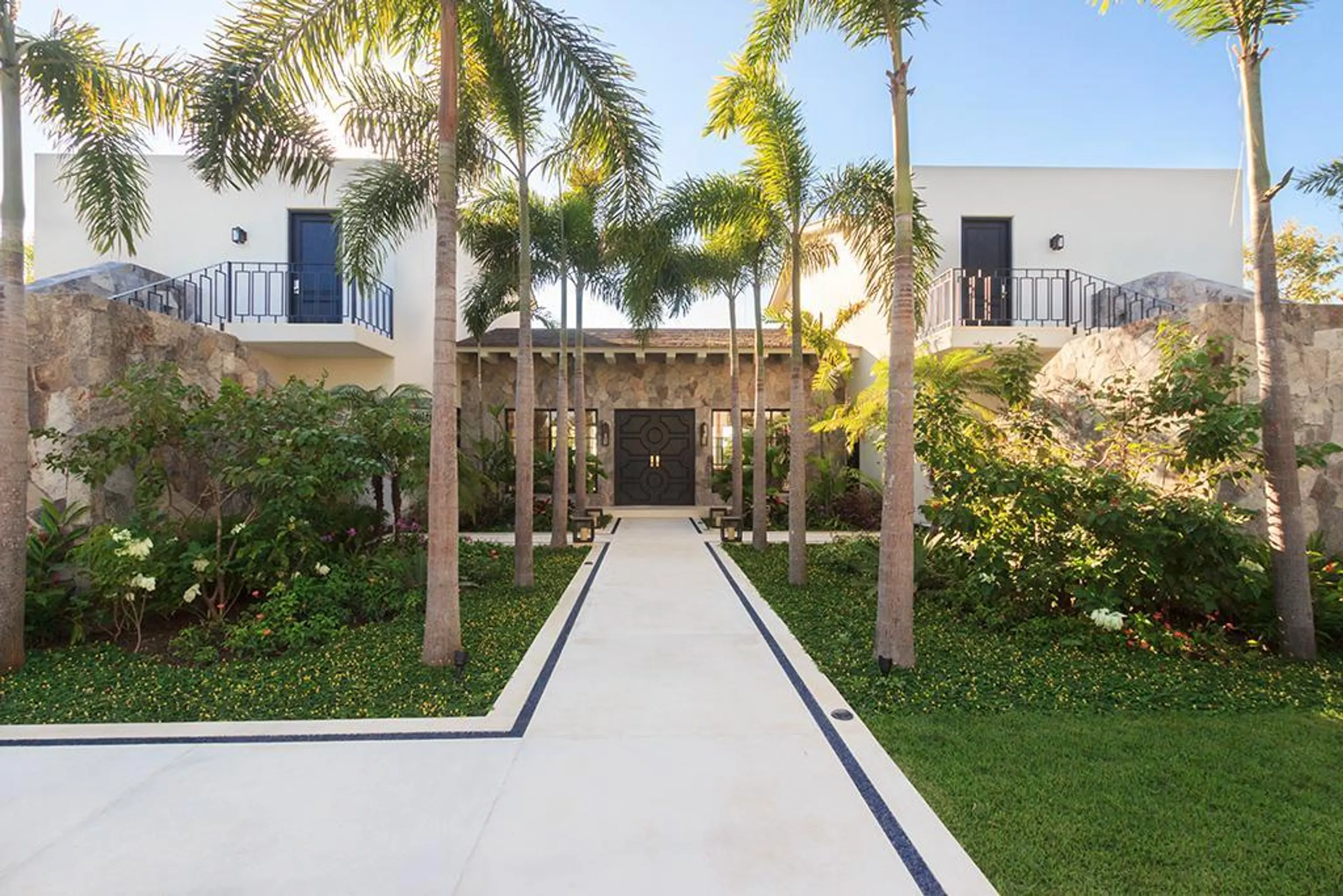 La Punta Beach Front Luxury Estate with Infinity Pool and Panoramic Ocean Views — photograph 3