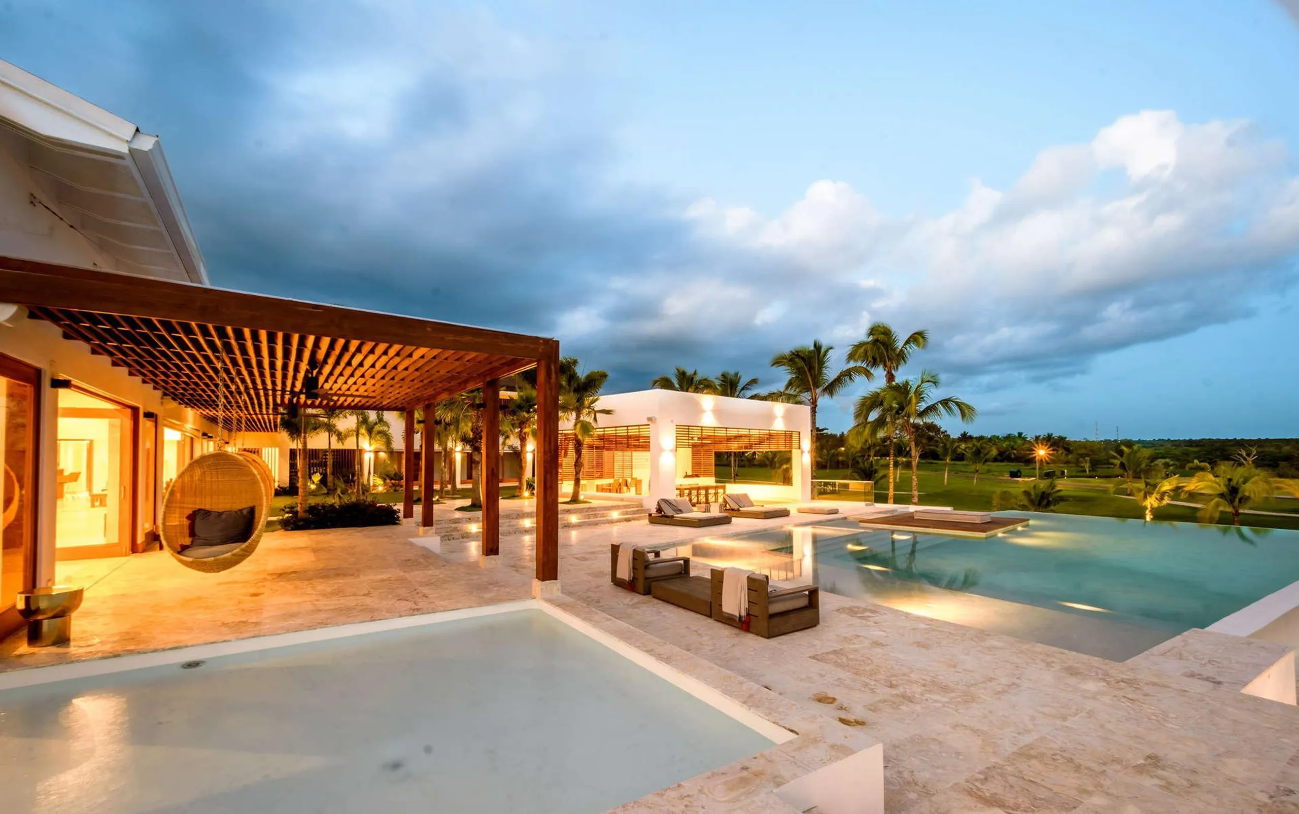Modern Contemporary Villa with Private Infinity Pool and Stunning Golf Course Views — photograph 2