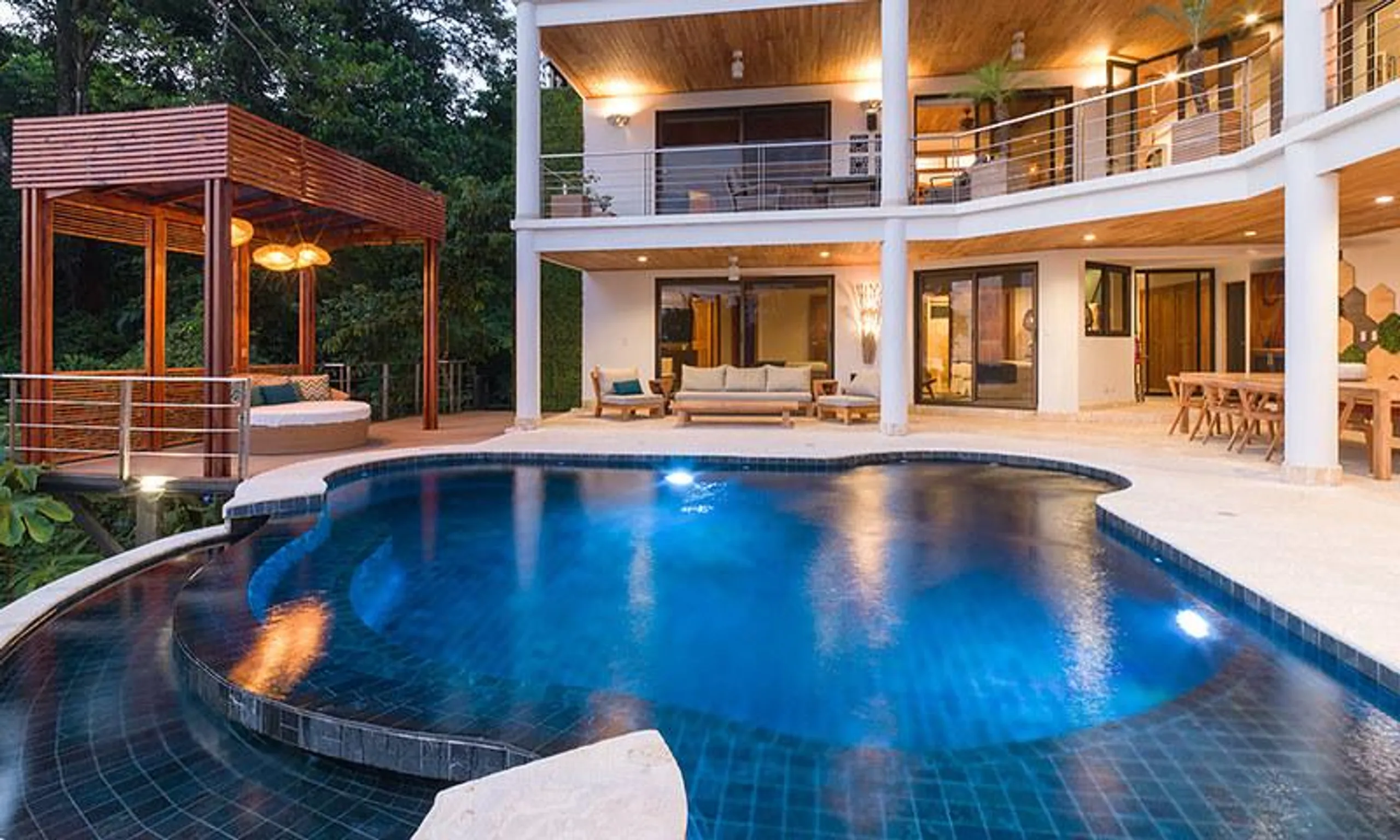 Luxurious Seven-Bedroom Villa in Manuel Antonio with Private Pool and Rainforest Surroundings — photograph 4