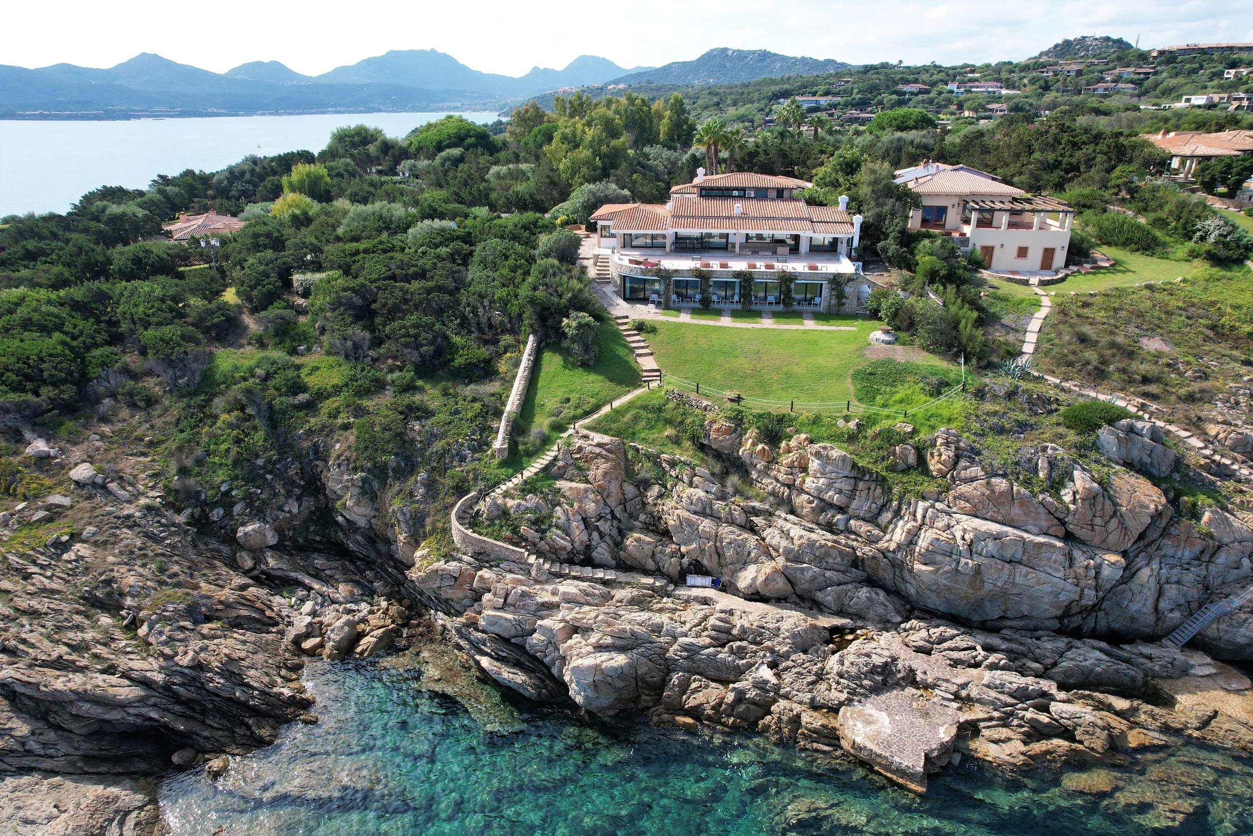 Charming Beachfront Villa With Breathtaking Views — photograph 4