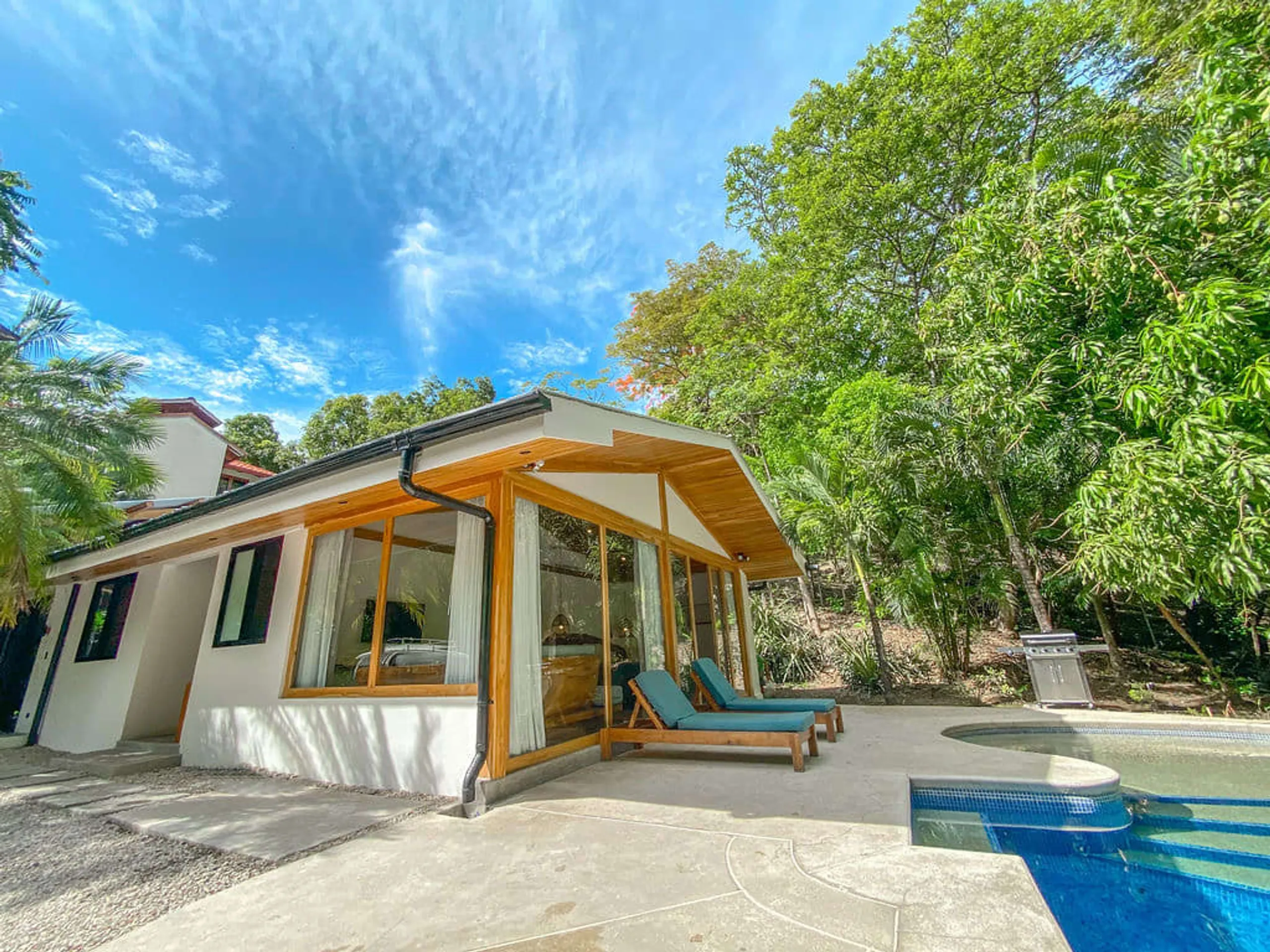 Tropical Oasis | 4BR Casita with Pool, Balinese Decor & Lush Gardens — photograph 2