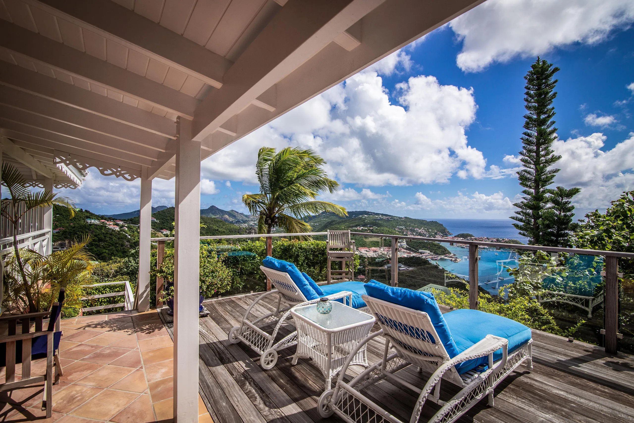 Noble Tropical Villa with Infinity Pool and Walks to Beach — photograph 4