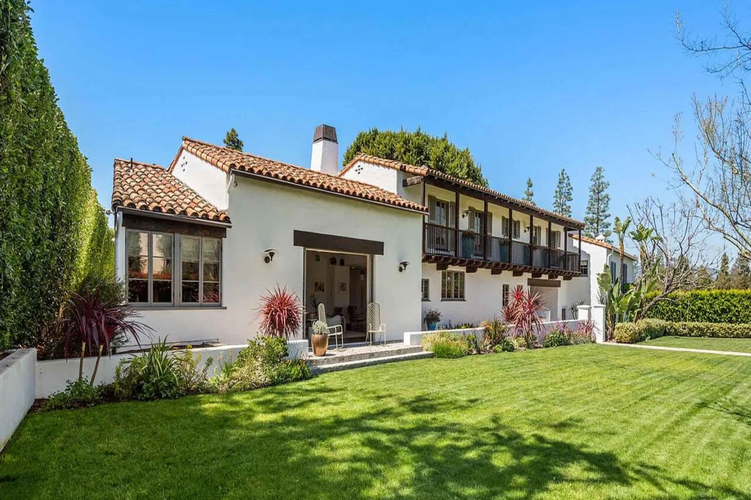 Pristine Modern Holly Wood Hills Estate with private pool — photograph 6