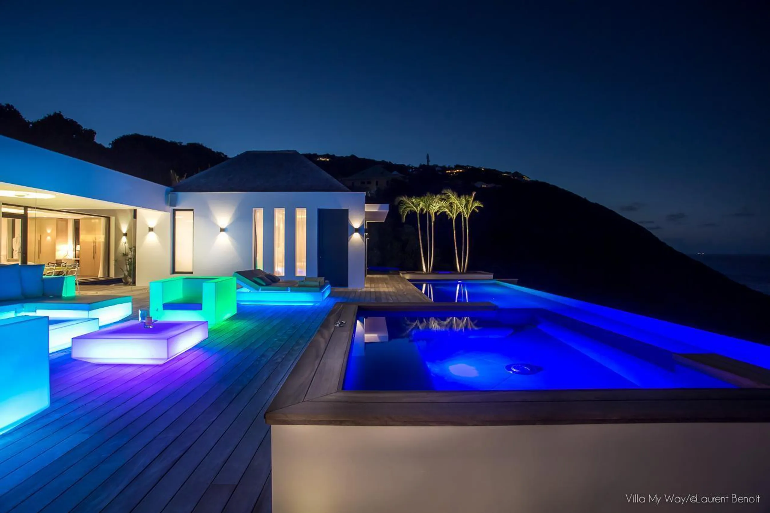 Contemporary Colombier Oceanview Villa with Infinity Pool and Fitness Room — photograph 11