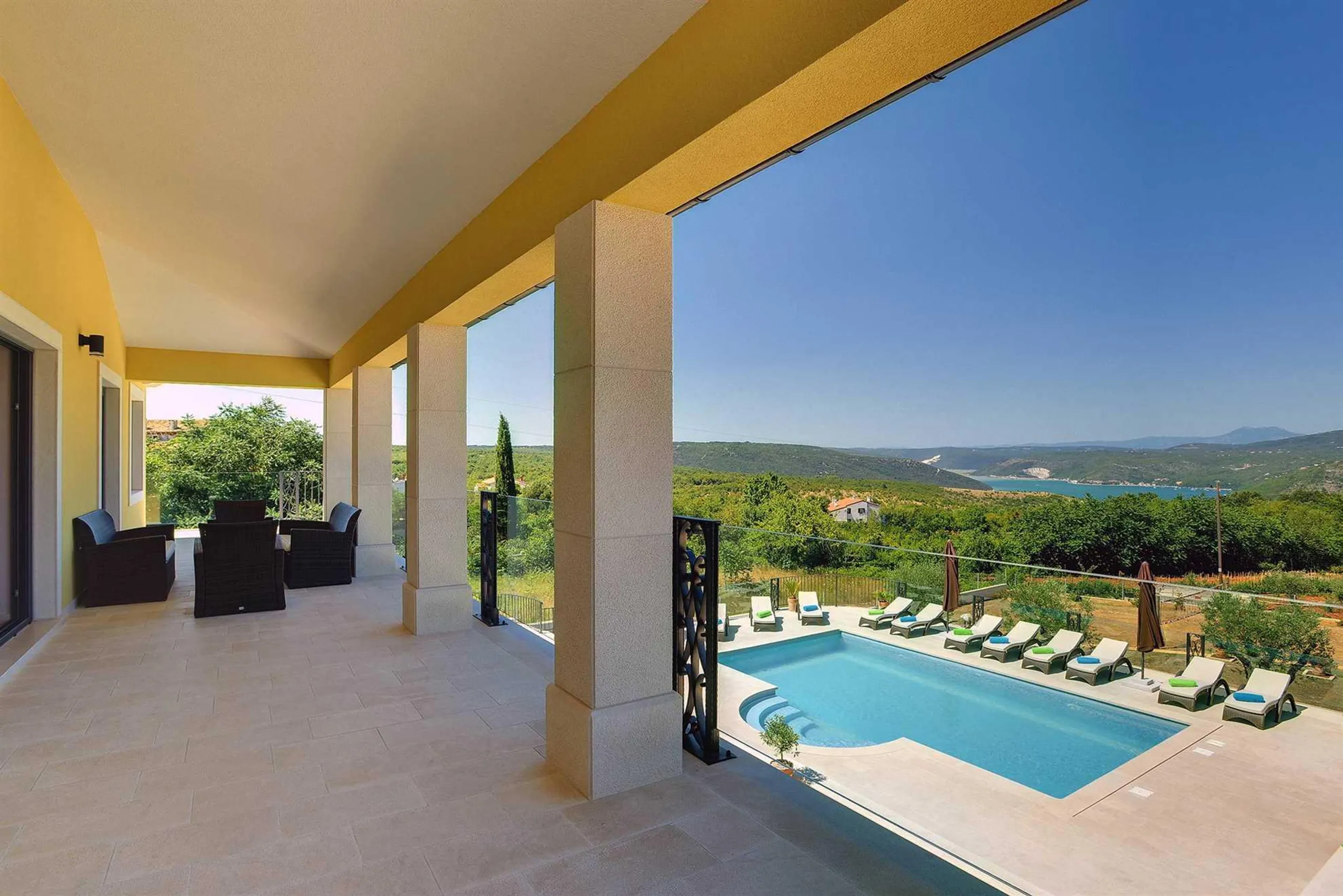 Gleaming 7Bedroom Villa with Private Pool, Sea and Island Views — photograph 8