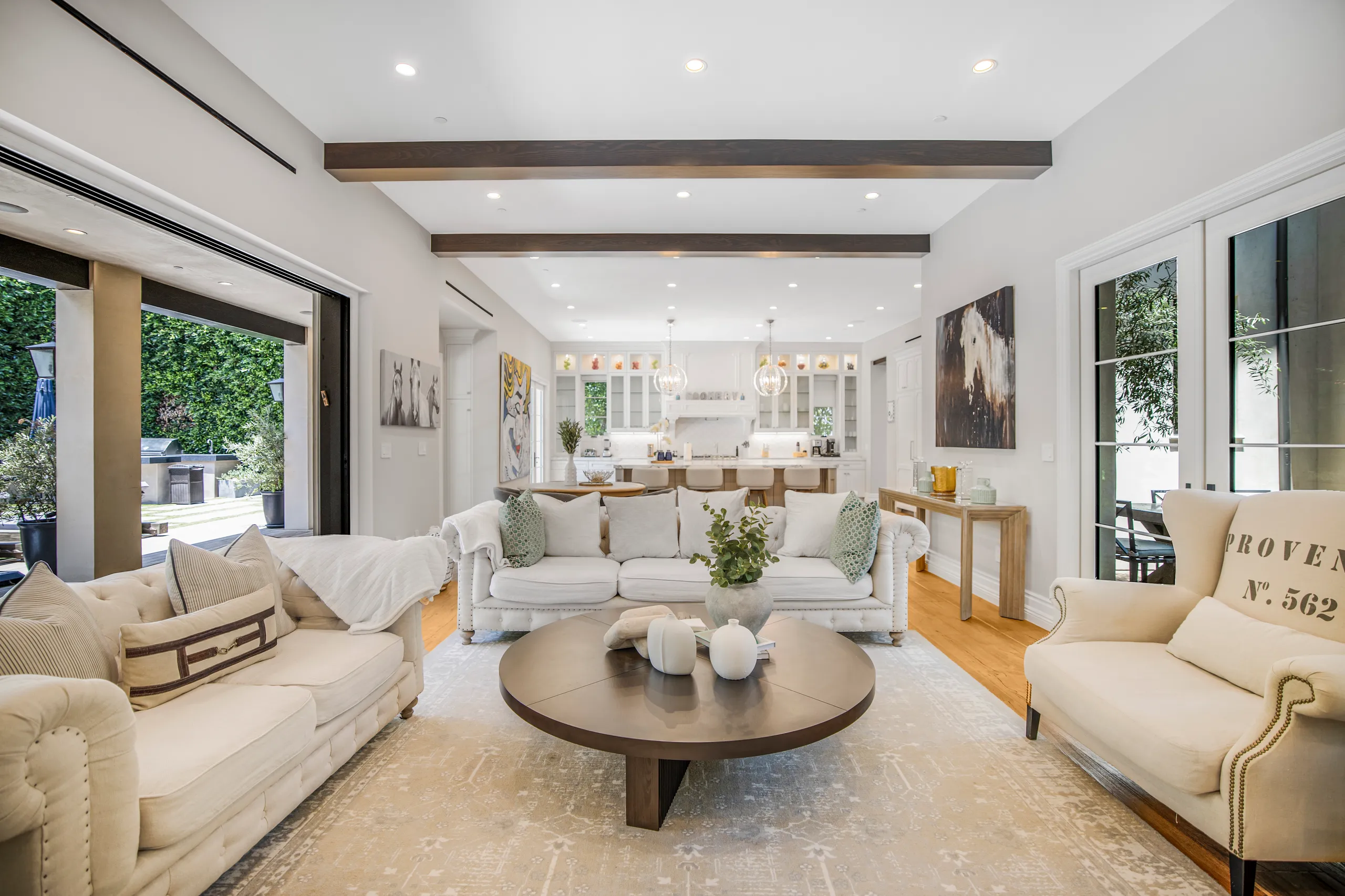 Beautiful Beverly Hills Mansion with Private Pool — photograph 11