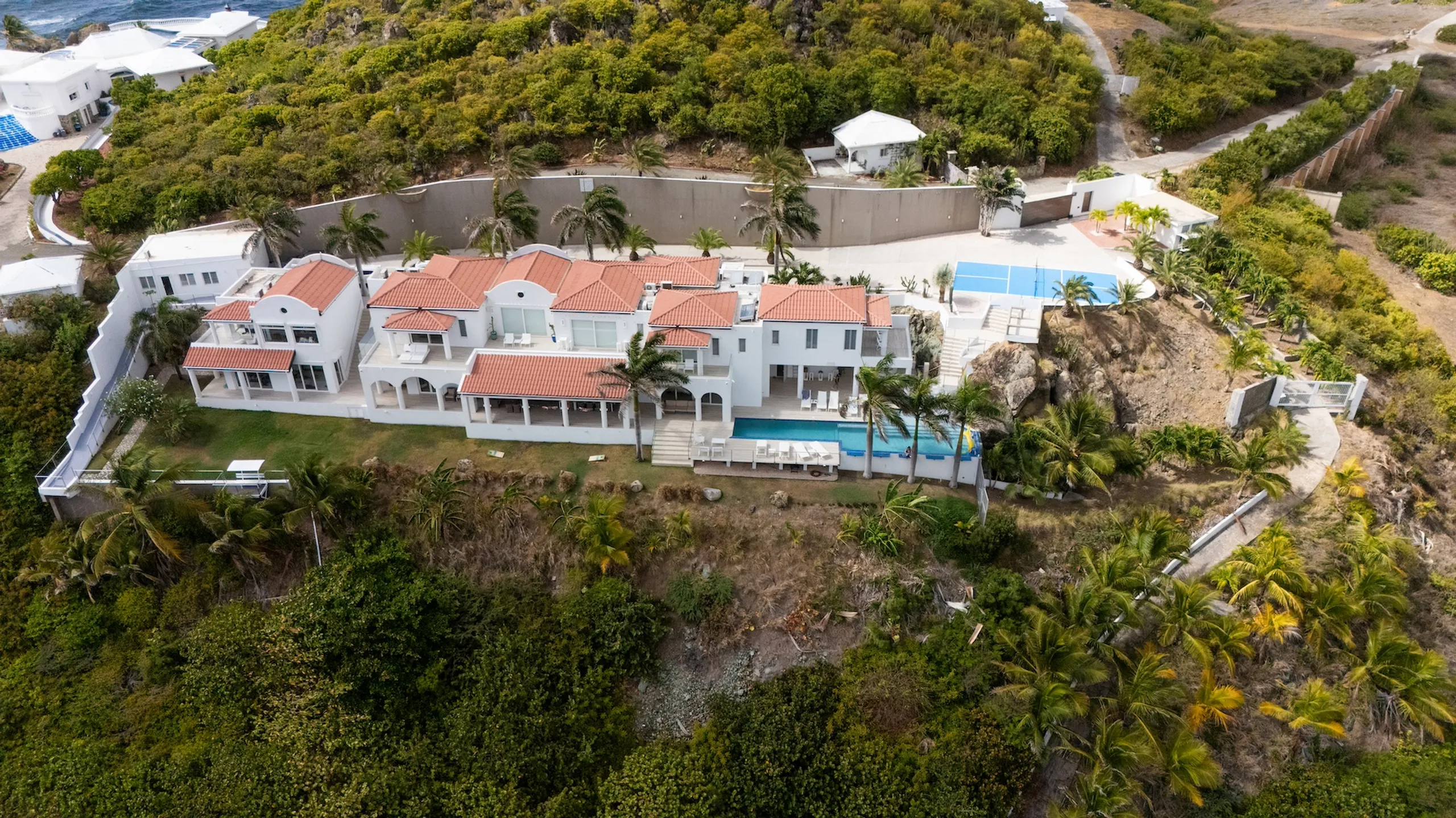 Refined Oceanfront Villa with Gorgeous Pool and Stunning Views — photograph 7