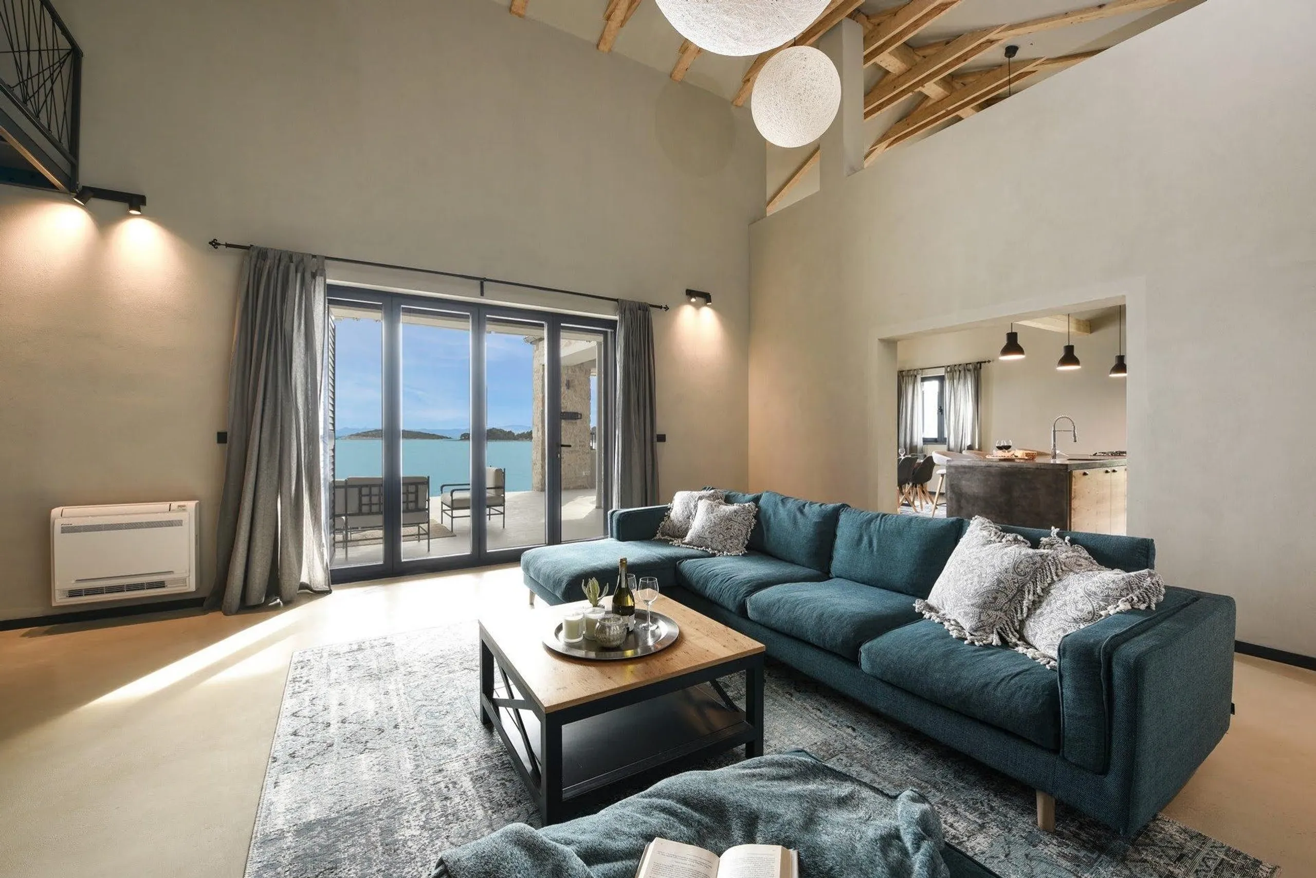 Plush and Inviting 5 Bedroom Villa with Private Infinity Pool and Sea Views — photograph 12
