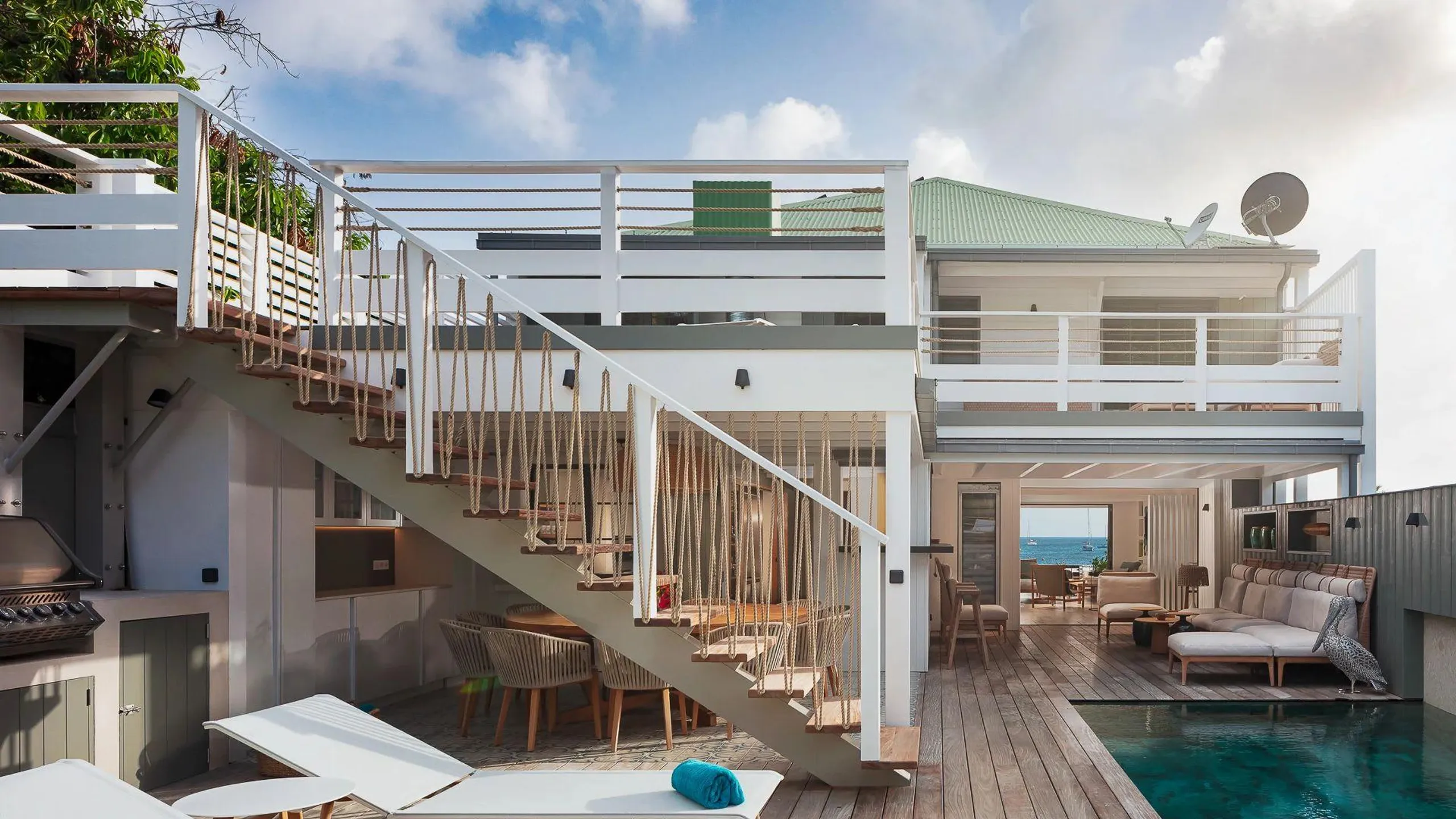 Spectacular Beachfront Villa with Pool — photograph 7
