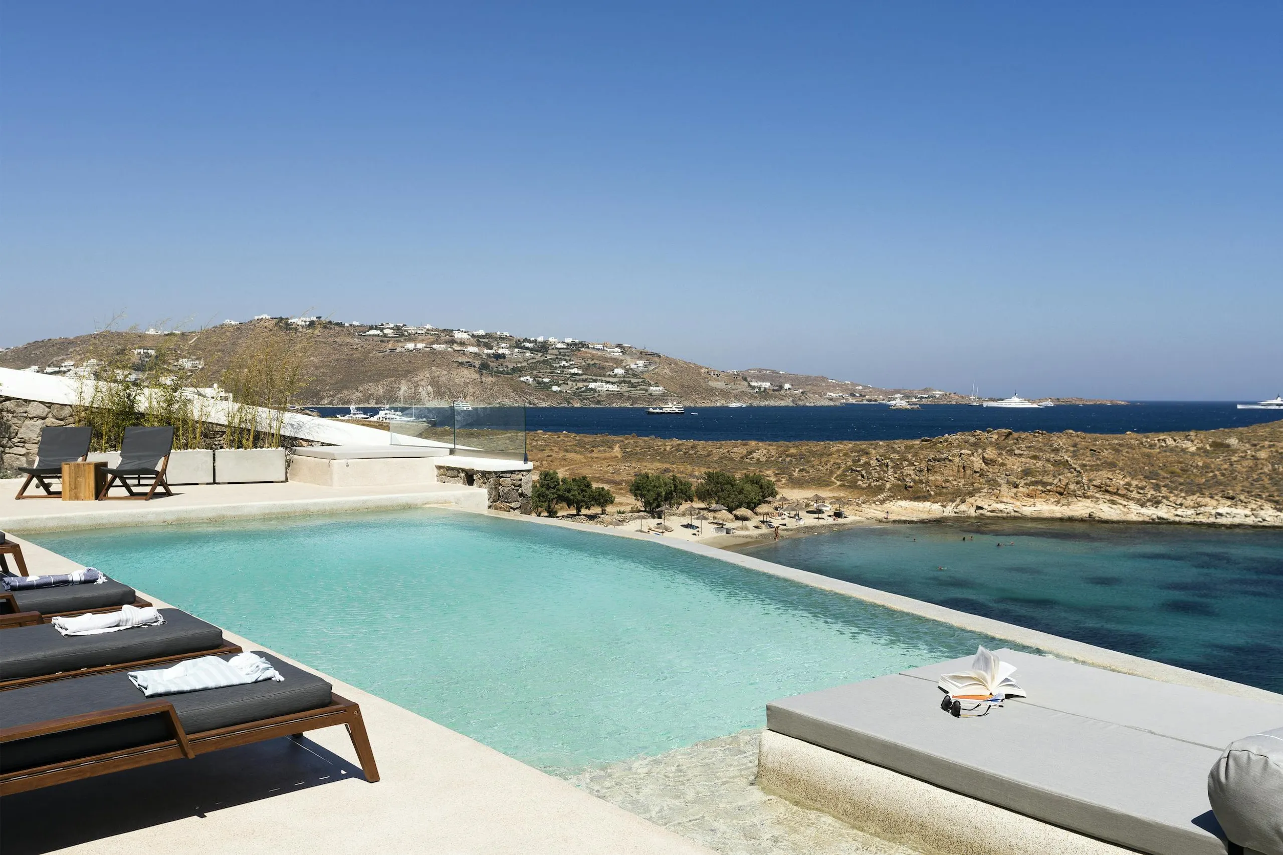 Glorious Mykonos Estate with Infinity Pool and Walks to Beach — photograph 3